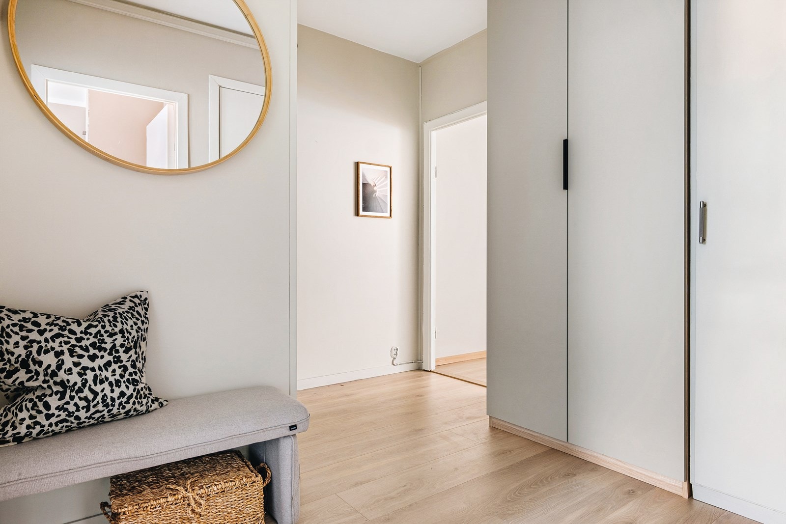 - Velkommen inn i en lys og innbydende entré med garderobeskap - Galleribilde