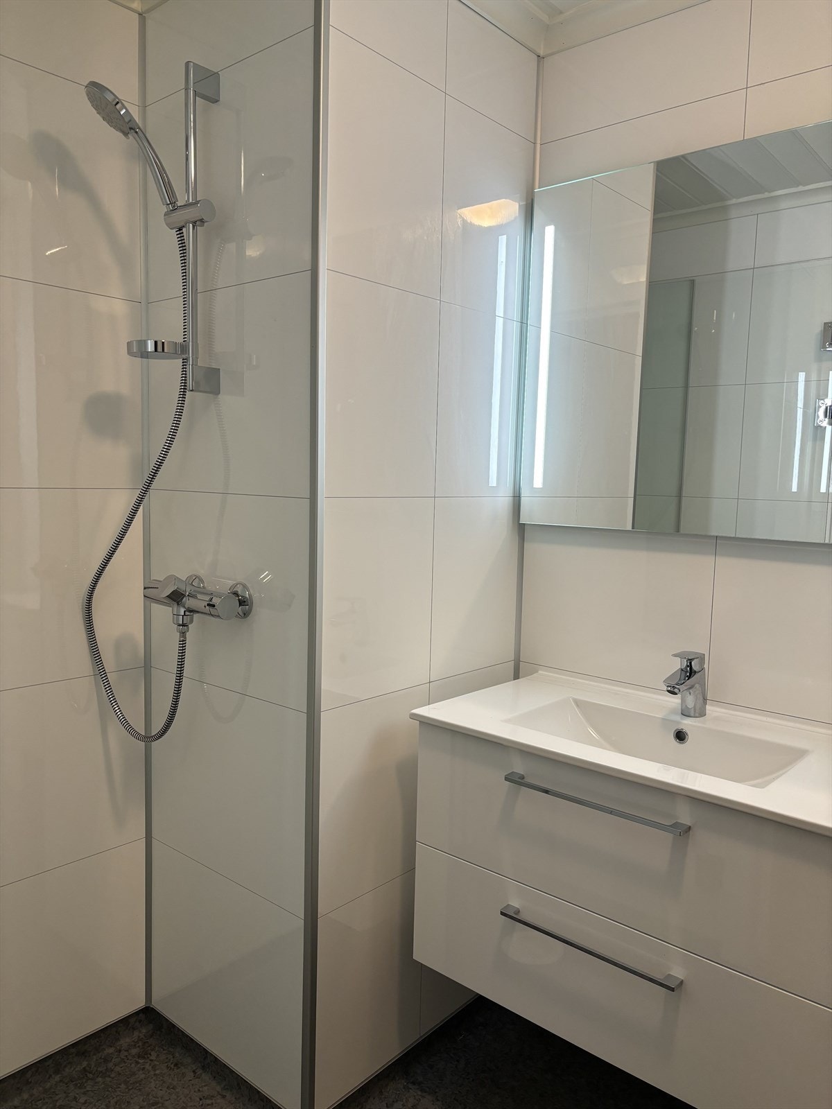 Bilde med innfelt glassdør når det ikke dusjes. Galleribilde