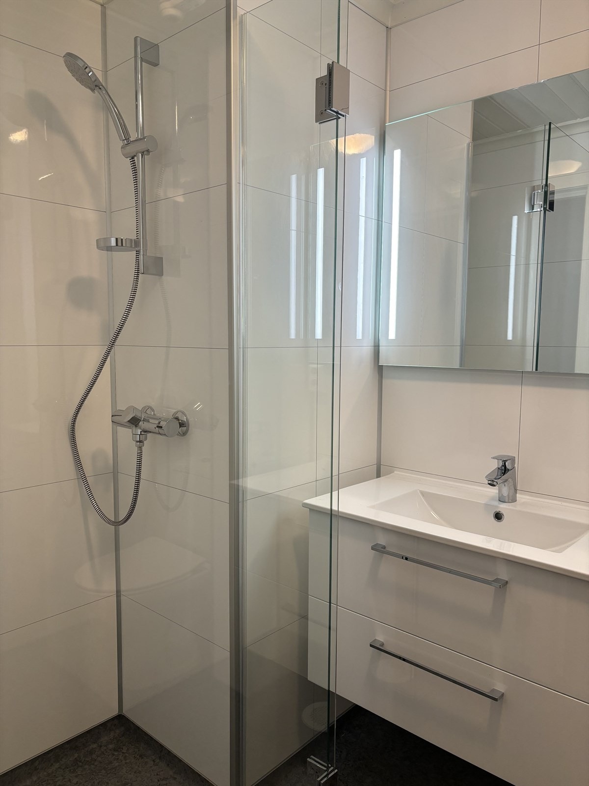 Bilde med glassdør oppslått. Galleribilde