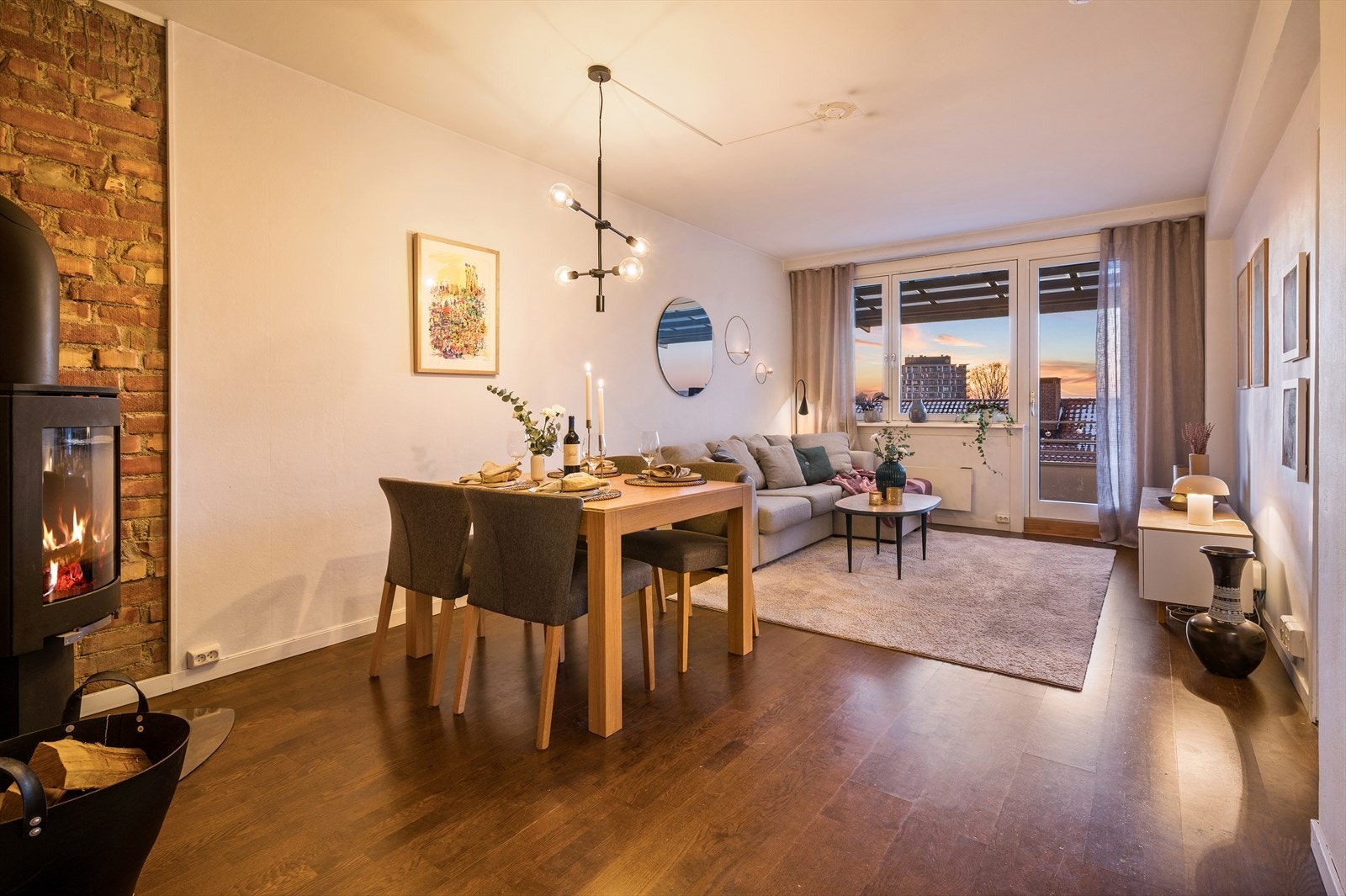 Romslig og lys stue med god plass til både spisebord og sittegruppe. Galleribilde