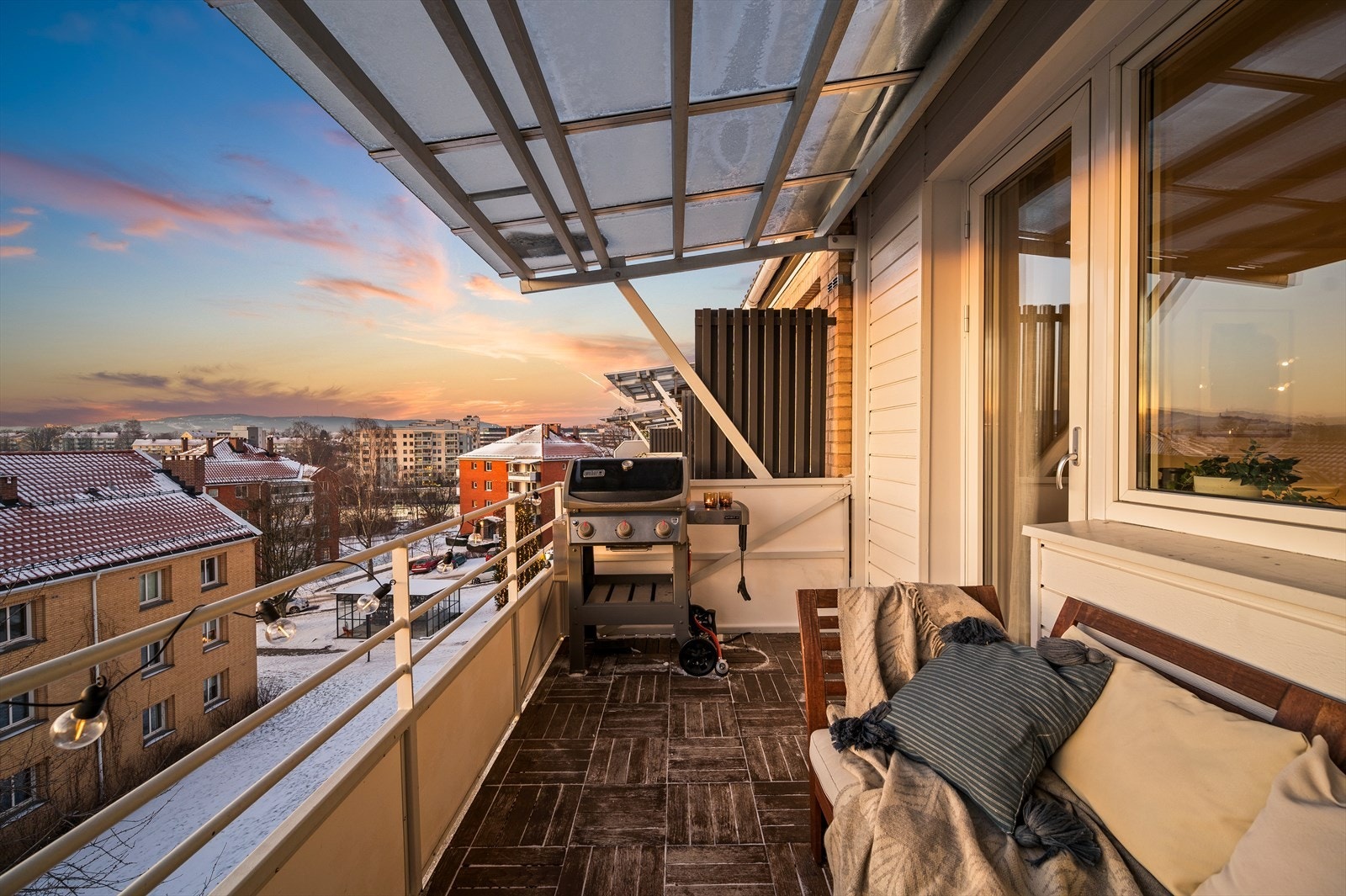 Solen treffer balkongen fra ca. kl. 14/15 på sommerstid og blir værende til rundt kl. 22/23 - perfekte forhold for lange, solfylte kvelder. Galleribilde