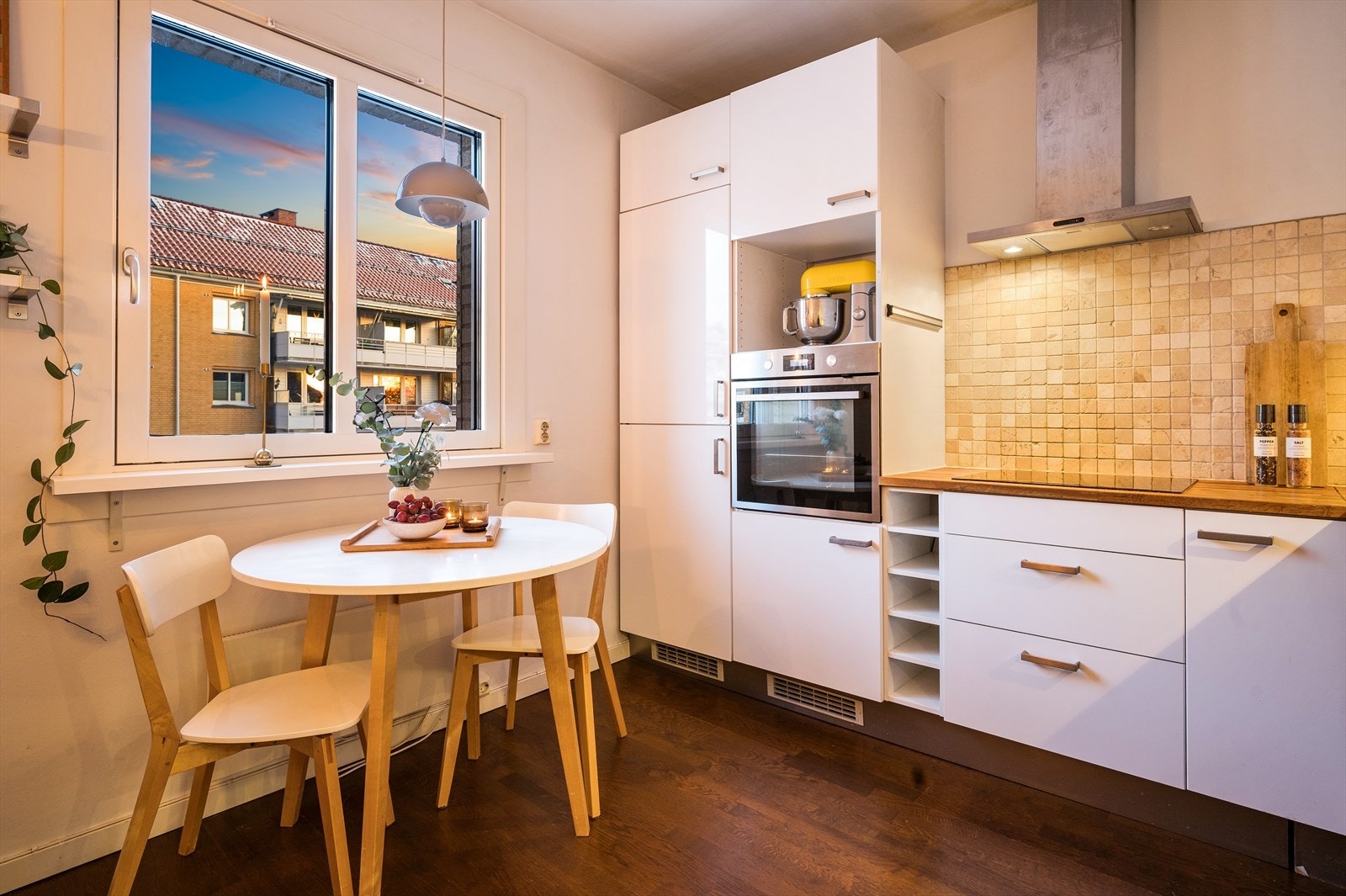 Separat kjøkken med god skap- og benkeplass, samt god plass til tilhørende møblement, for eksempel et frokostbord. Galleribilde