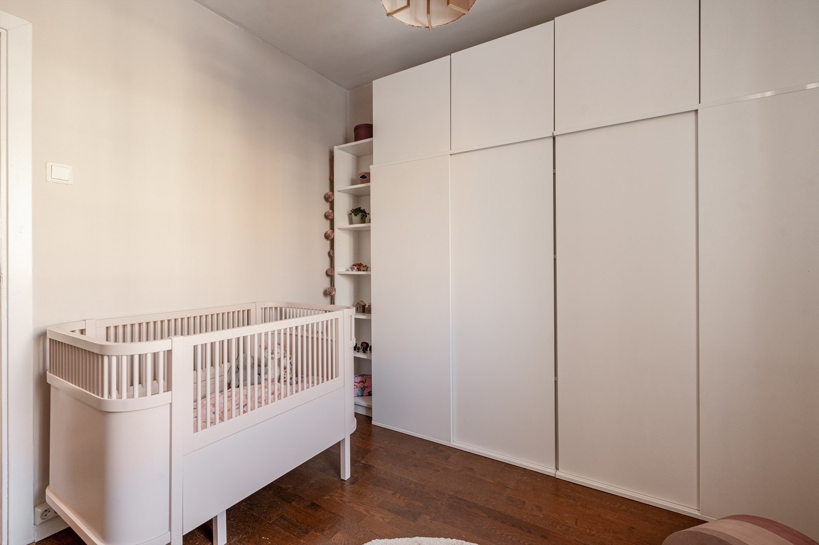 Praktisk og romslig garderobe som gir rikelig med lagringsplass. Galleribilde