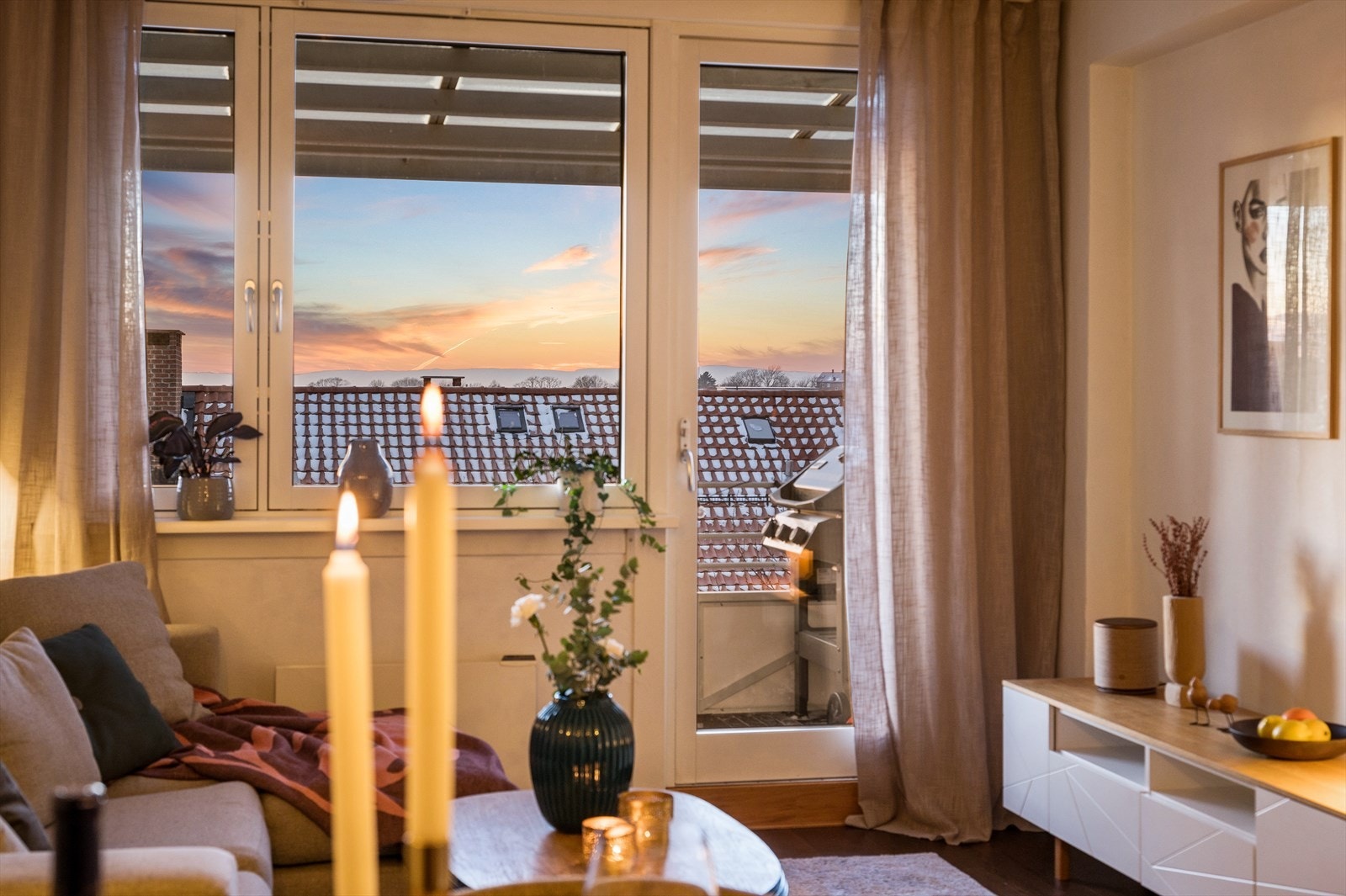 De store vindusflatene slipper inn rikelig med naturlig lys, og gir stuen et lyst og innbydende preg. Galleribilde