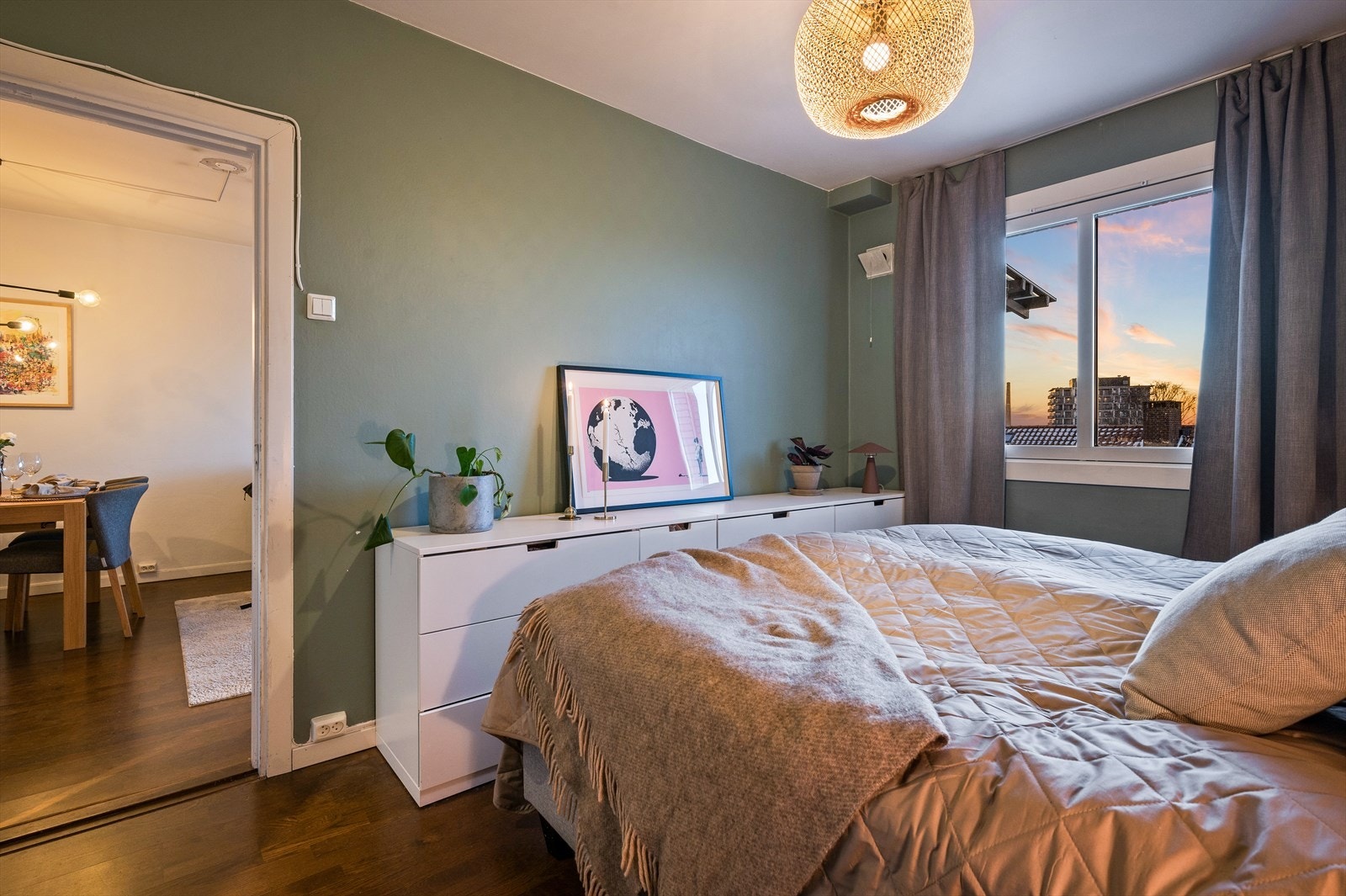 Det store vinduet slipper inn rikelig med naturlig lys, samtidig som det gir muligheter for god luftetilførsel. Galleribilde