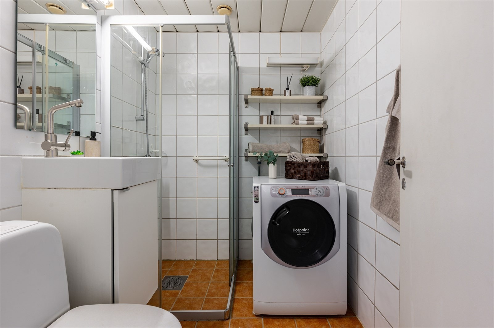 Eldre bad med behov for oppgradering. Vegger og gulv er belagt med fliser, med elektrisk gulvvarme. Galleribilde