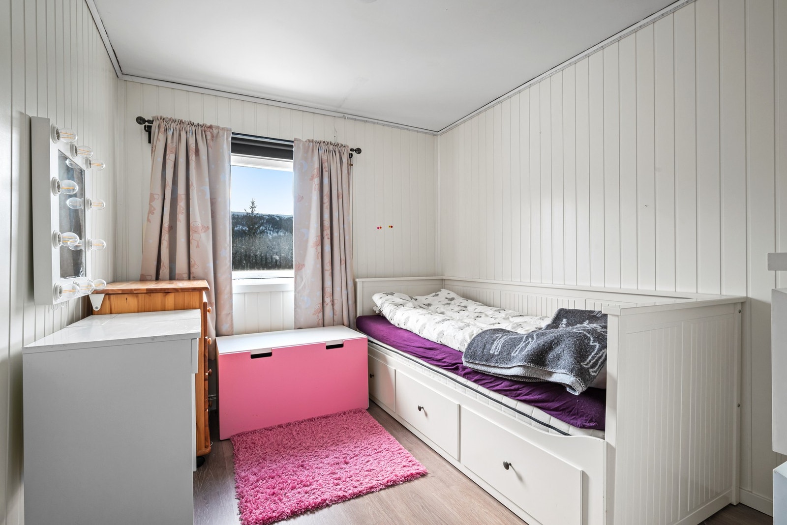 Boligen har 6 soverom i 2. etasje. Galleribilde