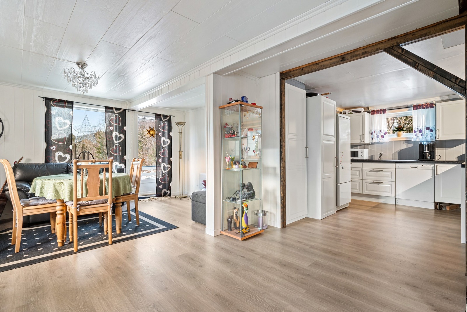 Boligen har store vindusflater som gir rikelig med lysinnslipp. Galleribilde