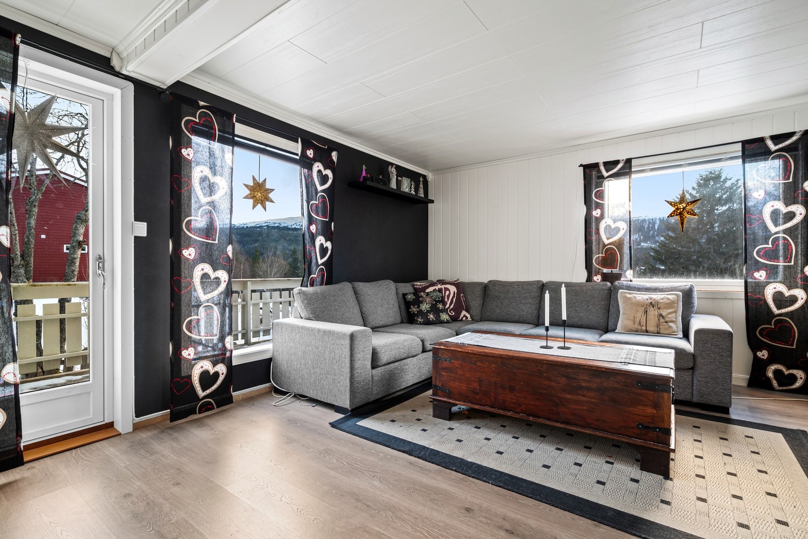 Det er laminat på gulv og panelplater på vegger. Fra stuen er det også utgang til terrasse. Galleribilde