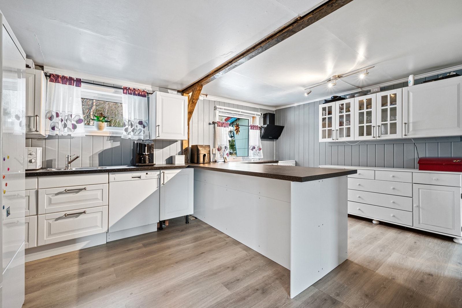 Romslig kjøkken med vindusposter som skaper en luftig romfølelse. Galleribilde