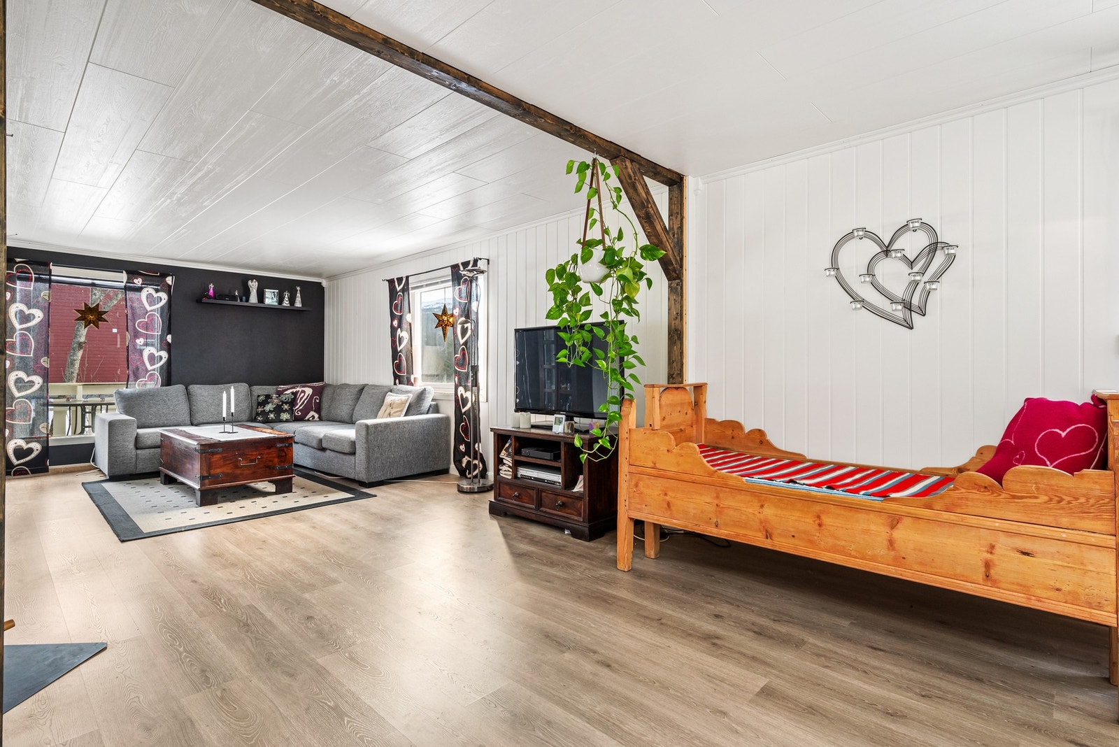 Stuen er delvis adskilt fra kjøkkenet. Galleribilde