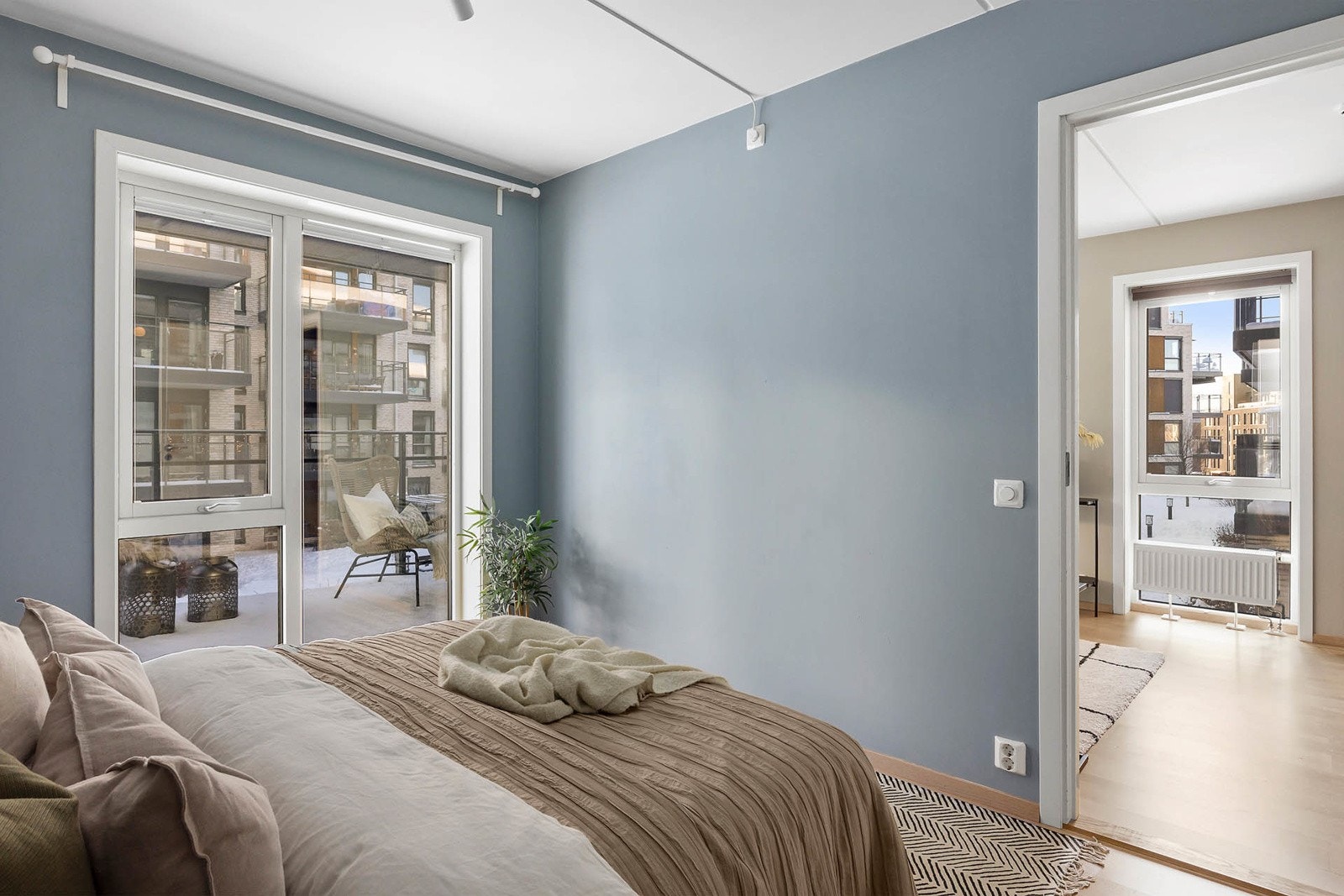 Det er god plass til dobbeltseng, nattbord og garderobe. Galleribilde