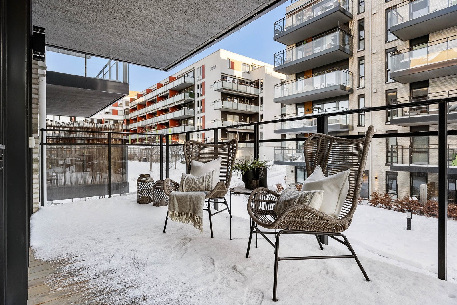Utgang fra stue til balkong på hele 16 kvm med tregulv, belysning og strømuttak! Galleribilde