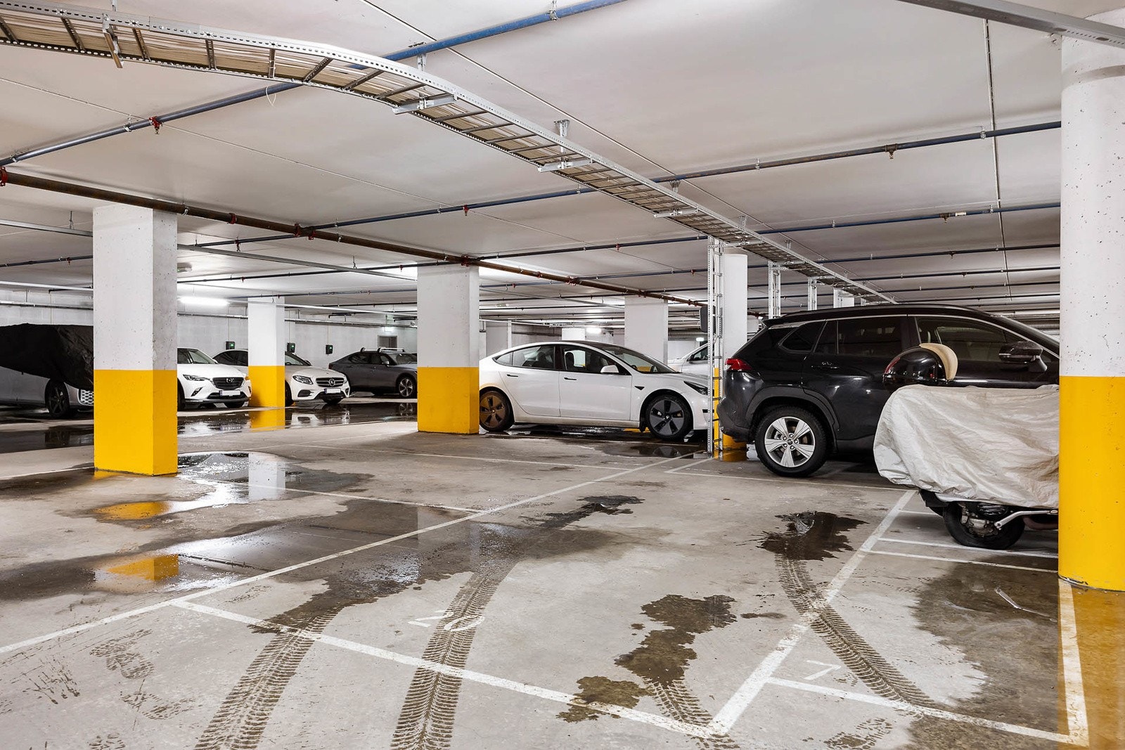 Det følger med egen p-plass i tilknyttet garasjeanlegget. Plass 20. Galleribilde