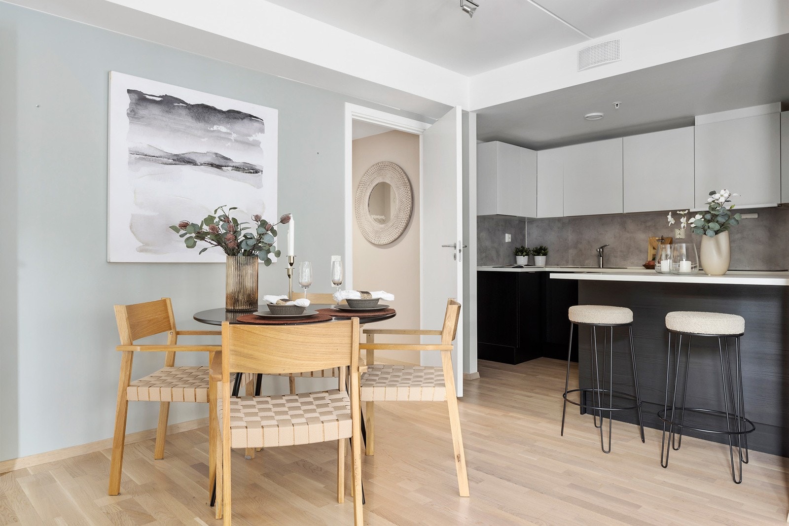 Kjøkkenet er fint plassert i hjørnet av rommet og har delikat kjøkkeninnredning. Galleribilde