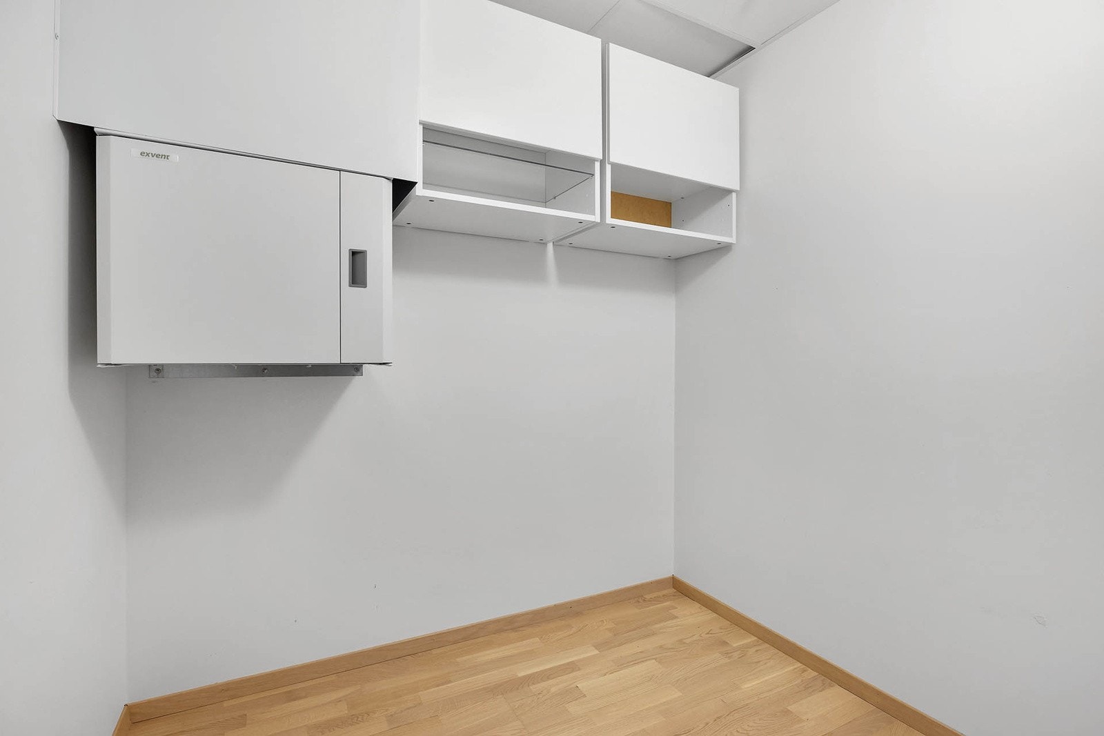 Tilknyttet entréen har du en innvendig bod hvor det kan etableres praktiske garderobeløsninger. Galleribilde