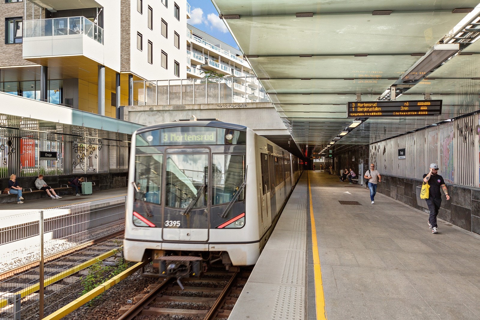 Fra leiligheten er det 10 minutters gange til Ensjø T-banestasjon, hvorfra man kommer seg til sentrum på ca. 5 minutter. Galleribilde