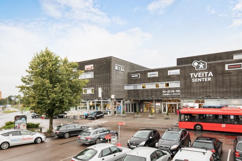 Tveita senter med omkring 70 forretninger, buss og t-bane Galleribilde