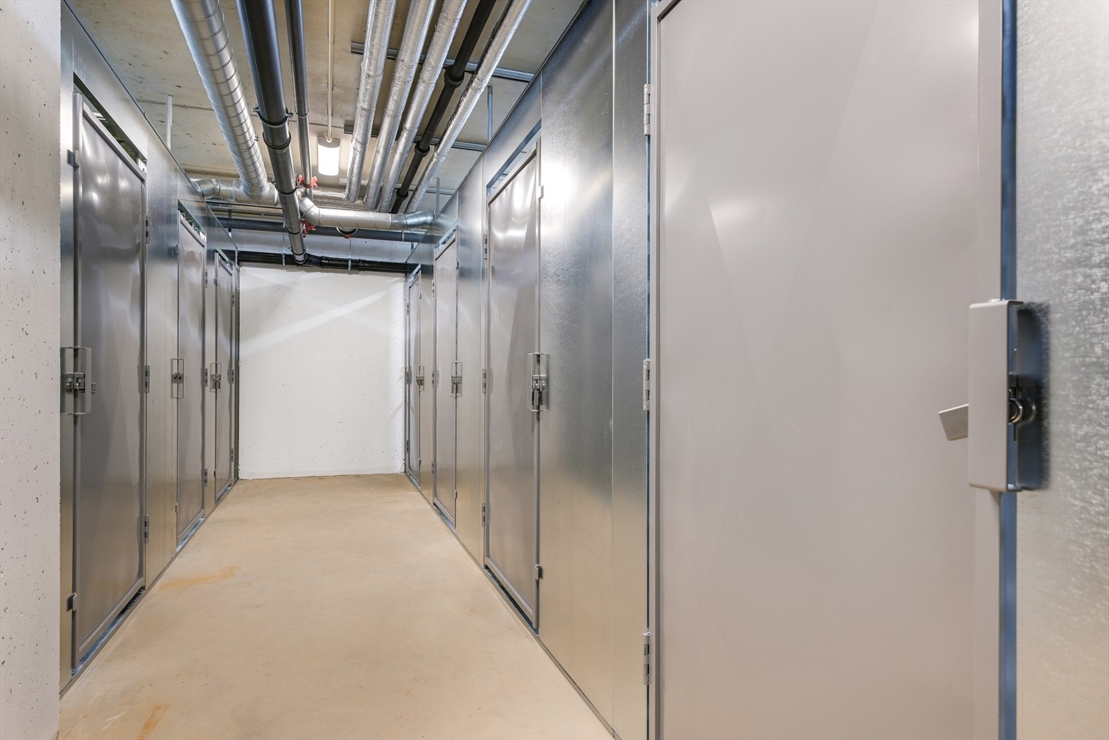 Bodareal i kjeller med en sportsbod på ca. 5 kvm. til hver leilighet. Galleribilde