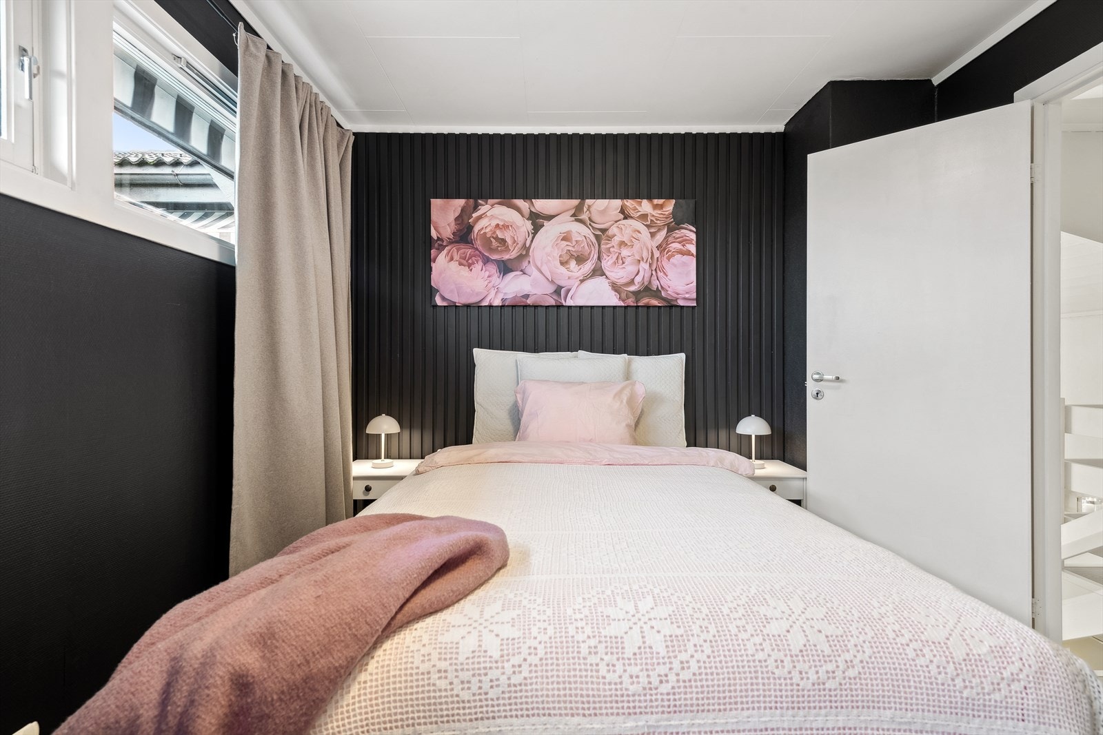 Videre byr boligen på to soverom. Hovedsoverommet er av god størrelse med plass til en dobbeltseng, tilhørende nattbord og annet ønskelig møblement. Galleribilde