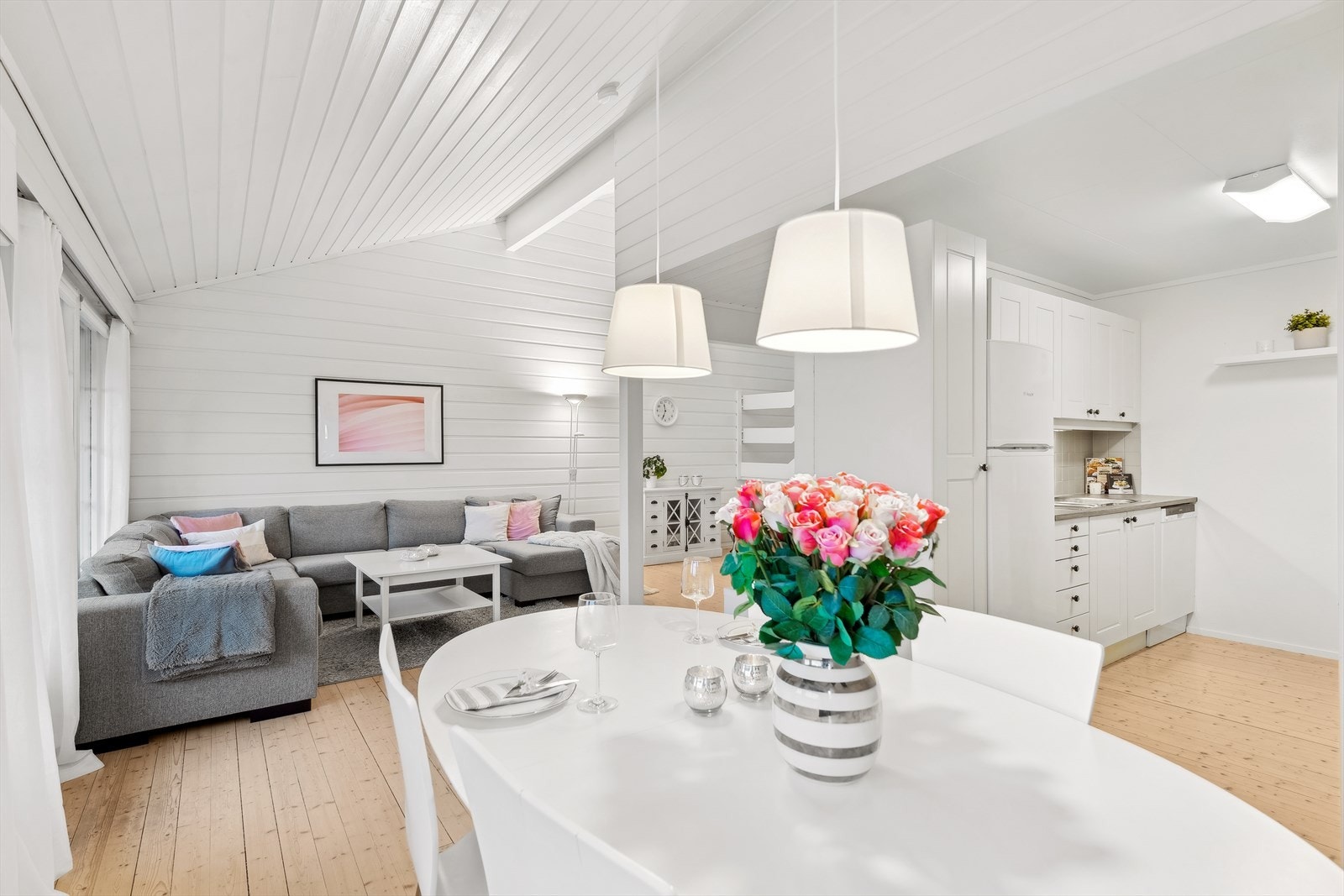 Den gode utformingen av stuen gir deg mulighet til å innrede oppholdsrommet etter eget ønske. Galleribilde