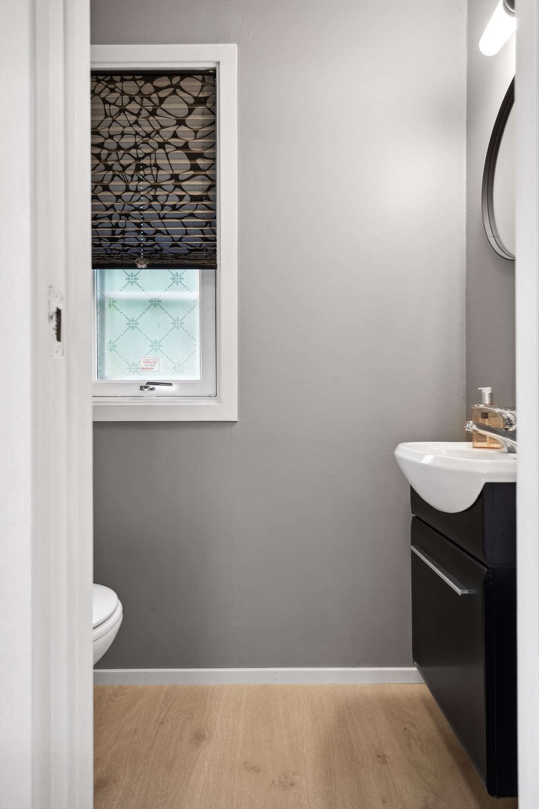 Separat toalettrom pusset opp i 2012 med laminat på gulv, malte/strie på vegg og himlingsplater i tak. Galleribilde