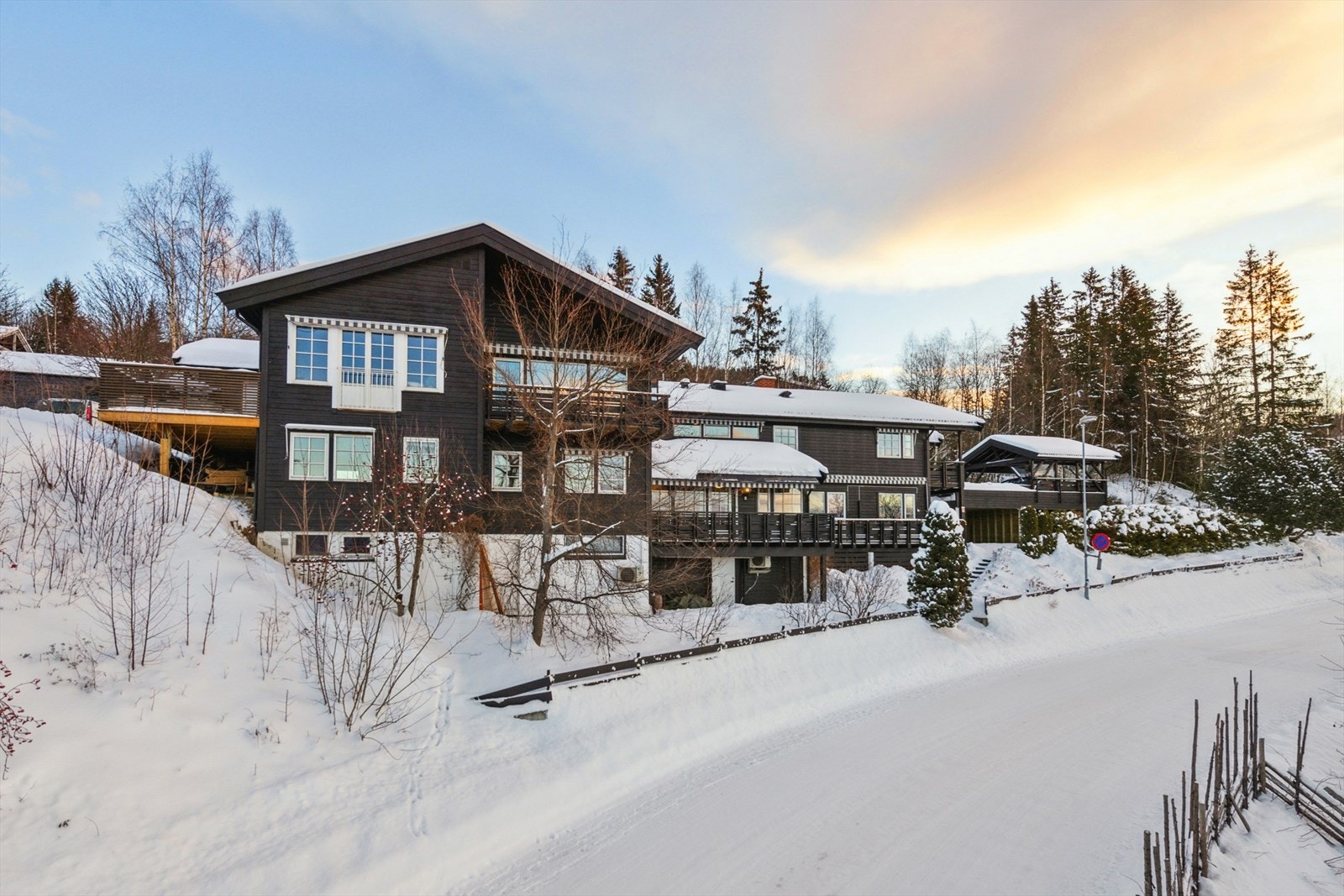 Det er umiddelbar nærhet til turstier og skiløyper. Galleribilde