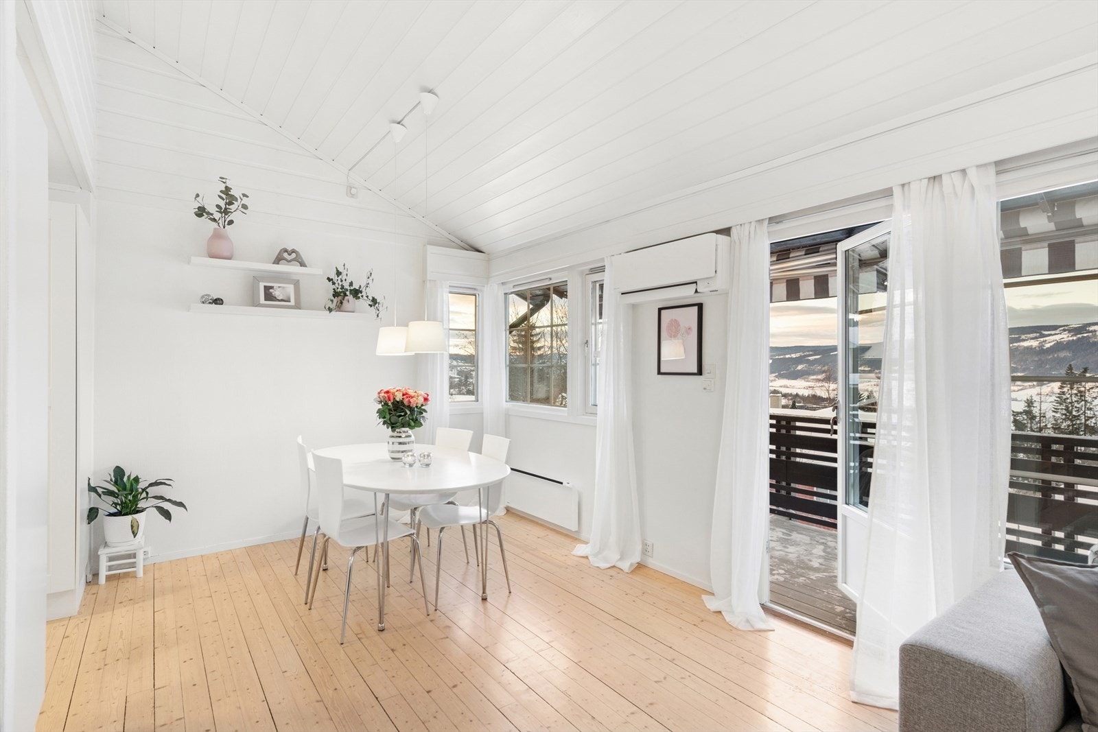 Det er montert luft til luft varmepumpe i 2022 som bidrar til jevn og behagelig temperatur. Galleribilde