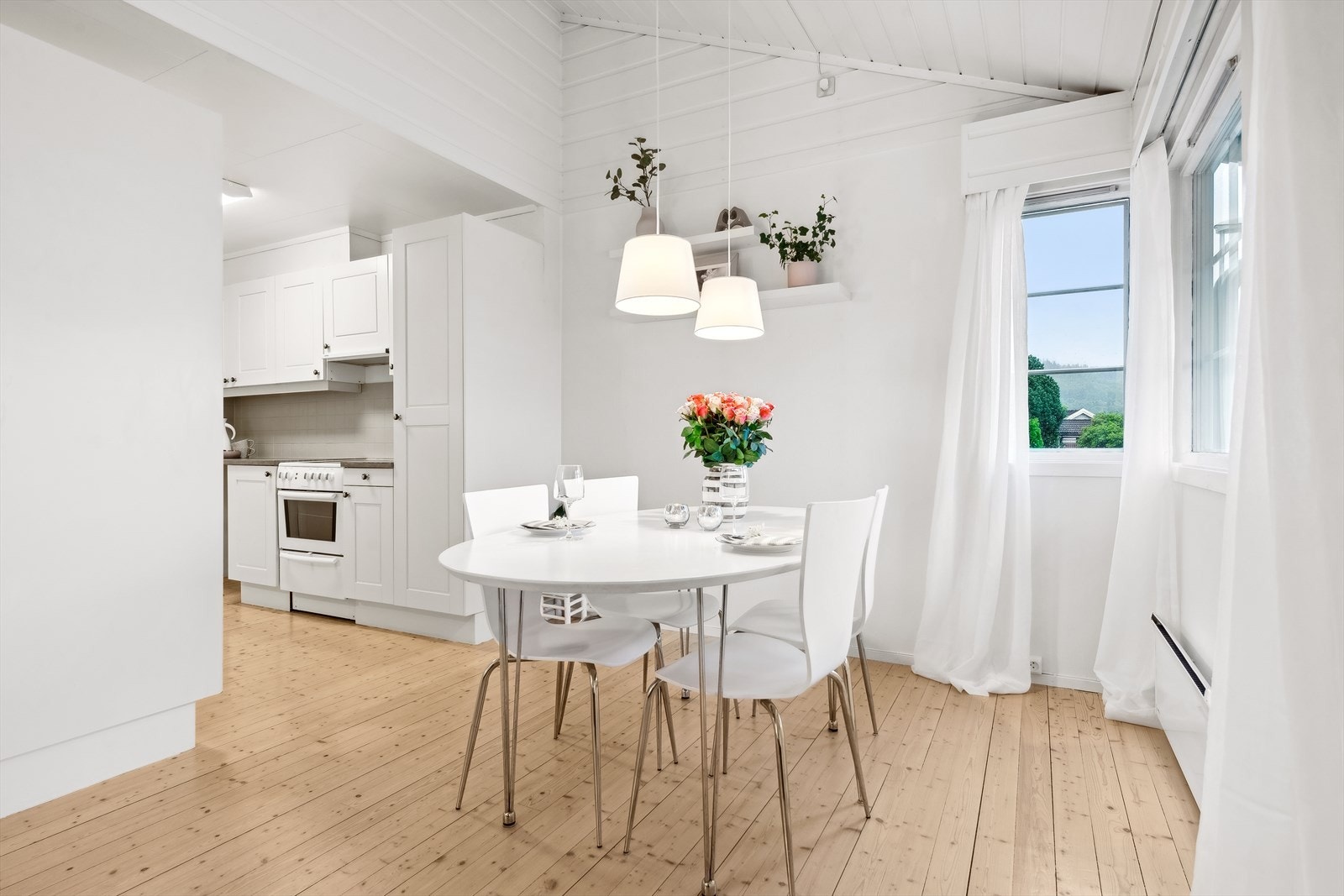 Det er videre plass til et stort spisebord hvor en bedre middag kan nytes sammen med det inviterte selskapet. Galleribilde