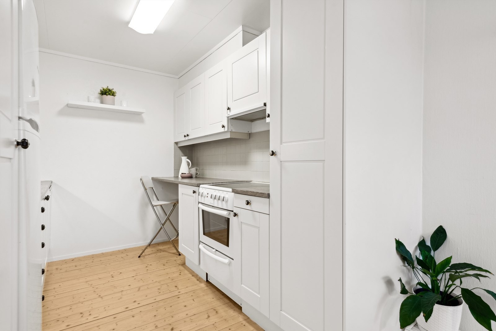 Det er plass og opplegg for kjøl/fryseskap, oppvaskmaskin og stekeovn. Vedr. hvitevarer se pkt. løsøre og tilbehør i salgsoppgaven. Det er kjøkkenventilator med avtrekk ut. Galleribilde