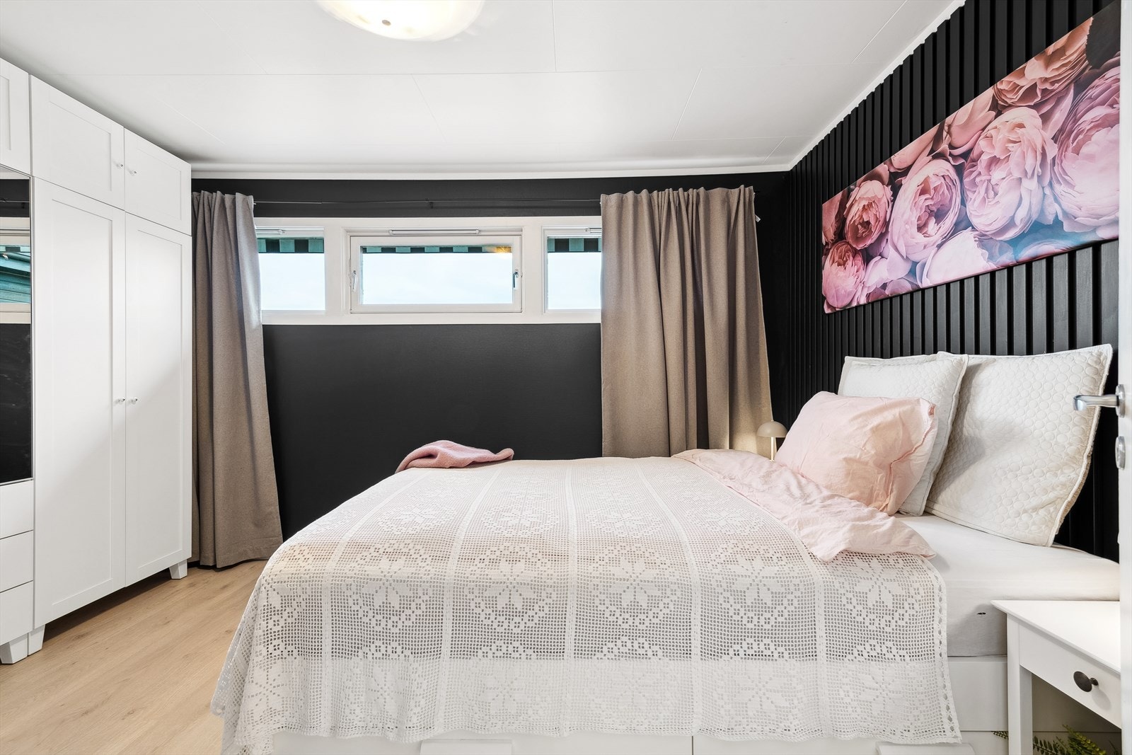 Klær kan pent ryddes bort i et romslig garderobeskap. Galleribilde