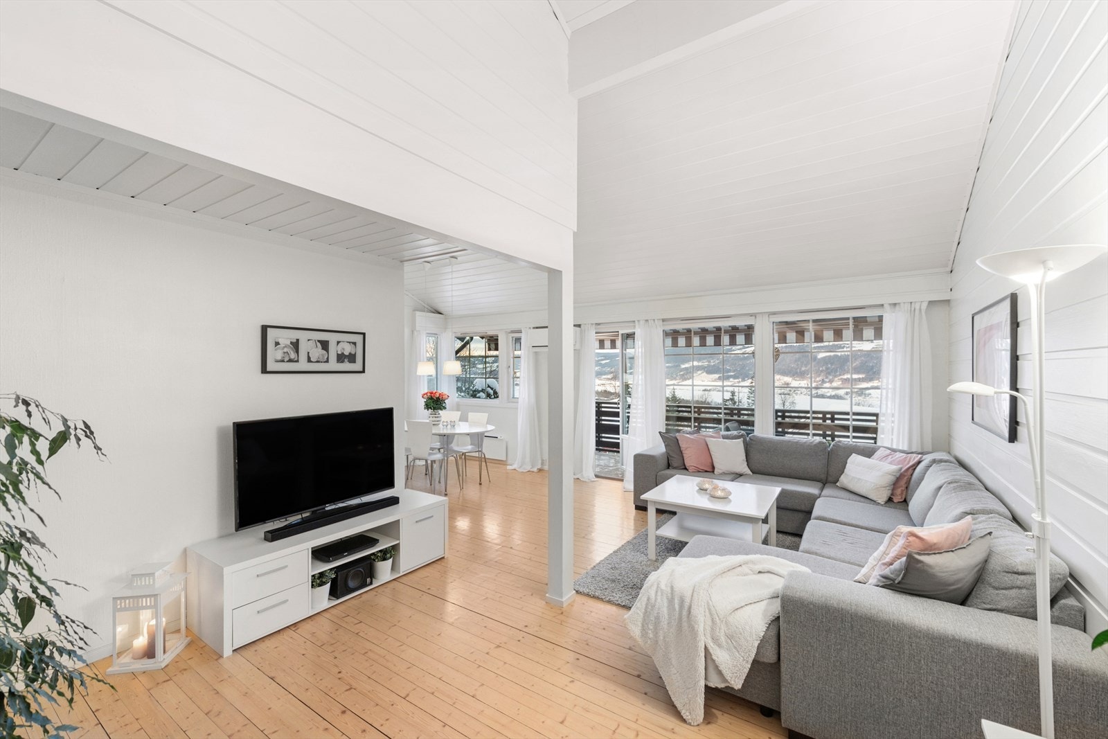 Velta 2 C er en attraktiv 3-roms eierleilighet over to etasjer med en fin og praktisk planløsning. Galleribilde