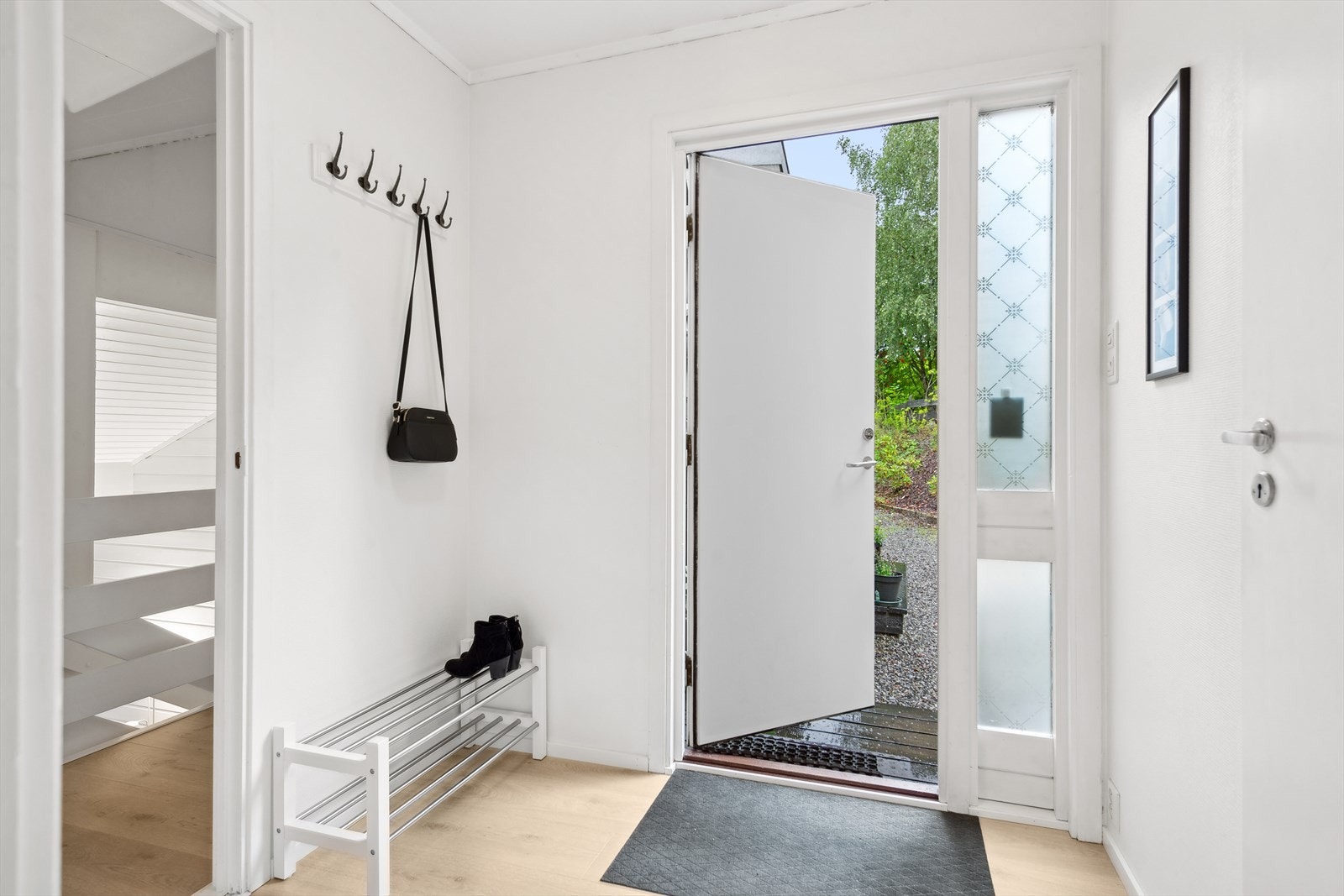 Her ønskes du velkommen inn via et inngangsparti i 1. etasje. Entreén er innbydende med god plass for oppheng av yttertøy. Galleribilde