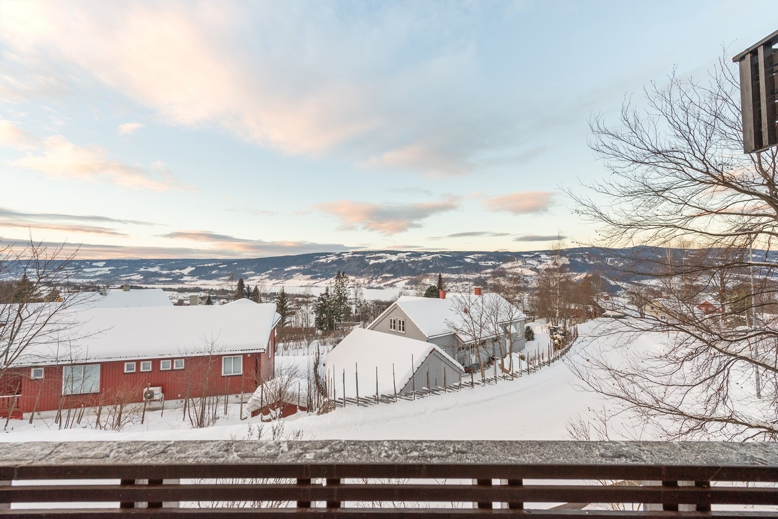 Utenfor stuen er det en nydelig vestvendt balkong med gode solforhold og flott utsikt mot Mjøsa og nærliggende natur. Galleribilde