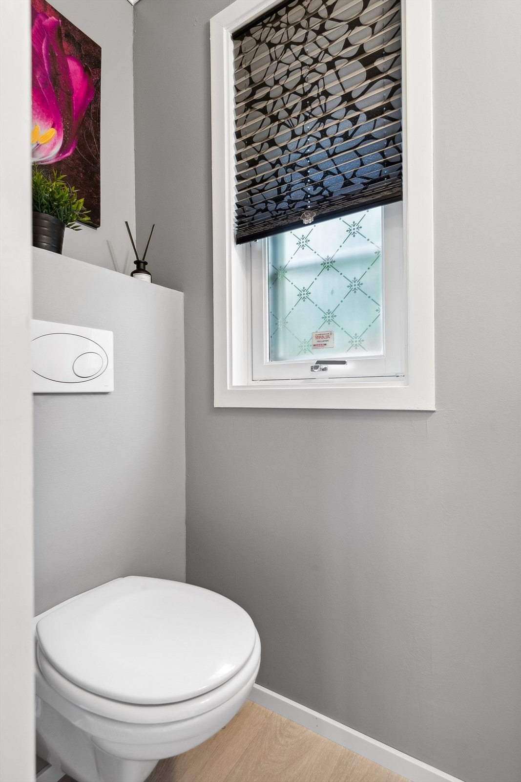 Rommet er utstyrt med nedfelt servant og vegghengt toalett. Galleribilde