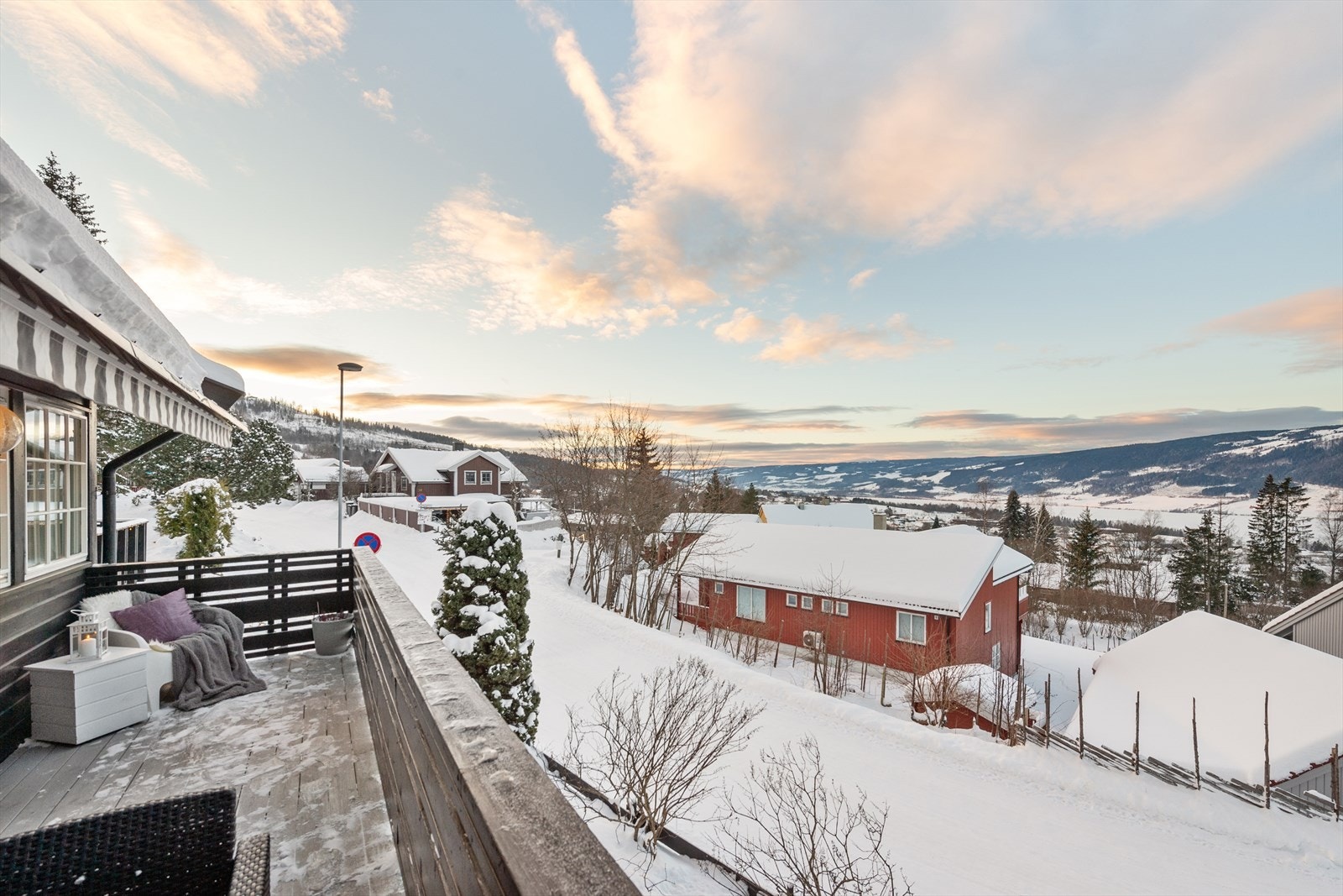 Fra stuen har du utgang til en vestvendt balkong på ca. 11 m² med nydelig utsikt. Galleribilde