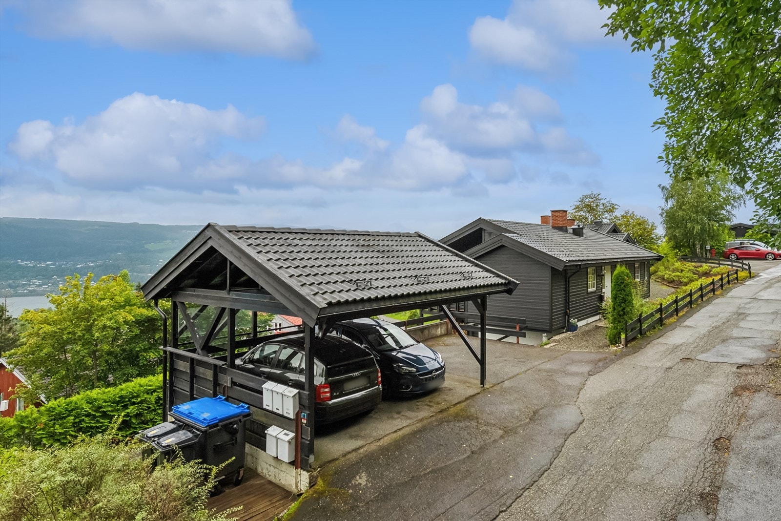 Parkering i carport. Denne boligen disponerer halve arealet. Galleribilde