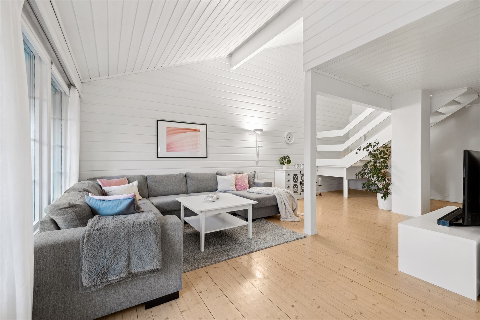 Stuen har god plass til en hyggelig sofagruppe. Galleribilde