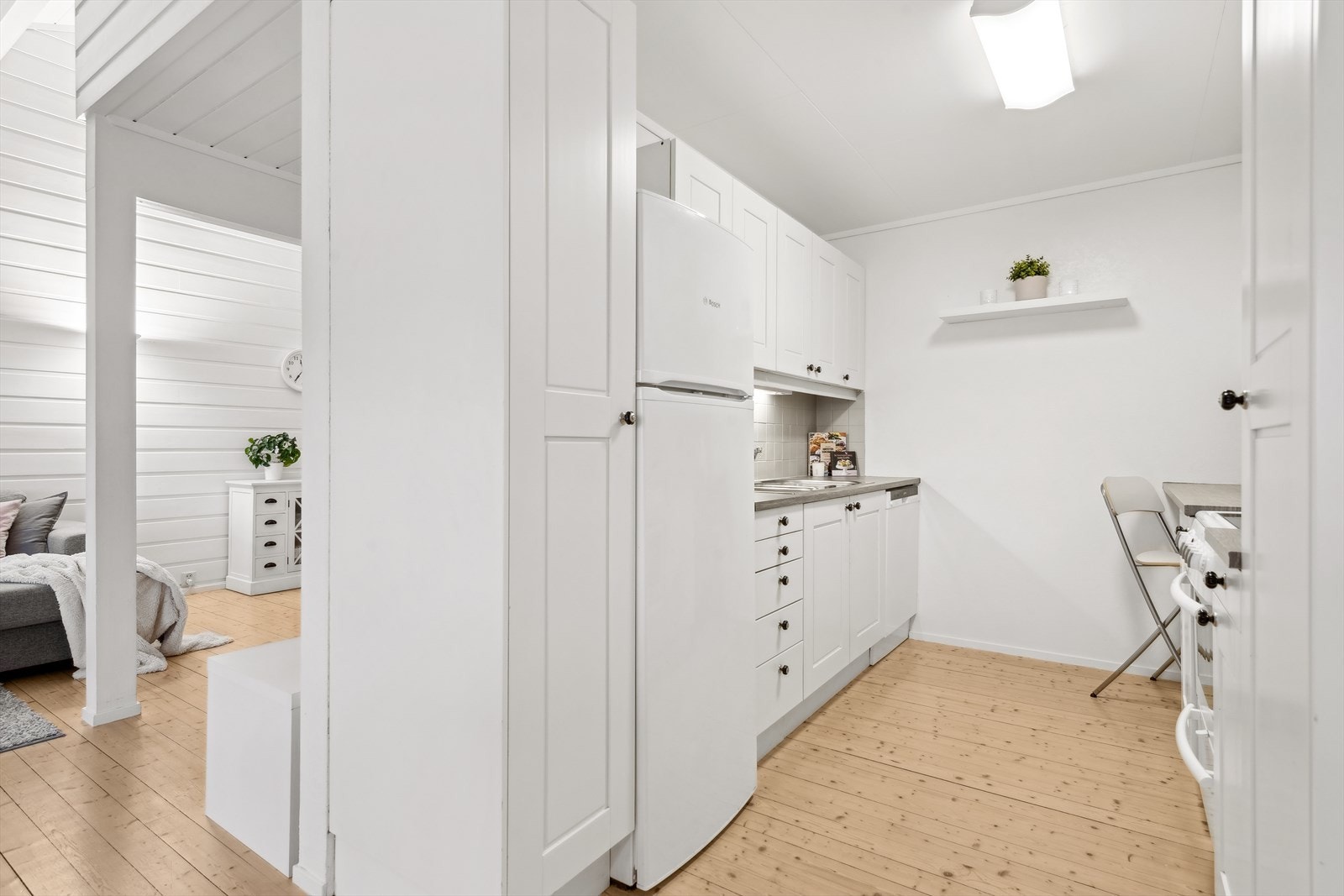 Kjøkkenet ligger rett ved spisestuen. Det er rikelig med lagringsplass i skap og skuffer. Kjøkkeninnredning med profilerte fronter og laminat benkeplate. Galleribilde