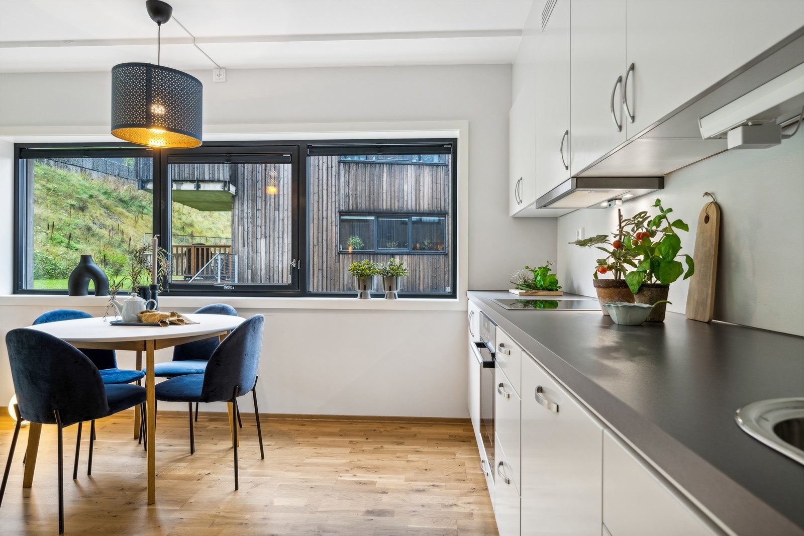 Kjøkkenet har godt med skap- og benkeplass. Galleribilde