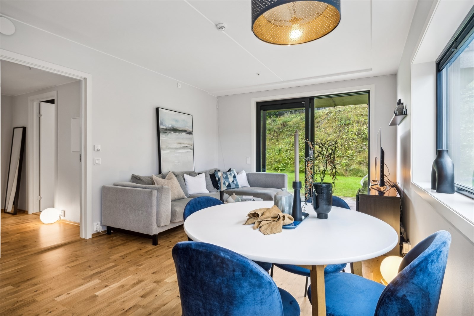 Innbydende stue med god plass til sofagruppe og spisebord. Galleribilde