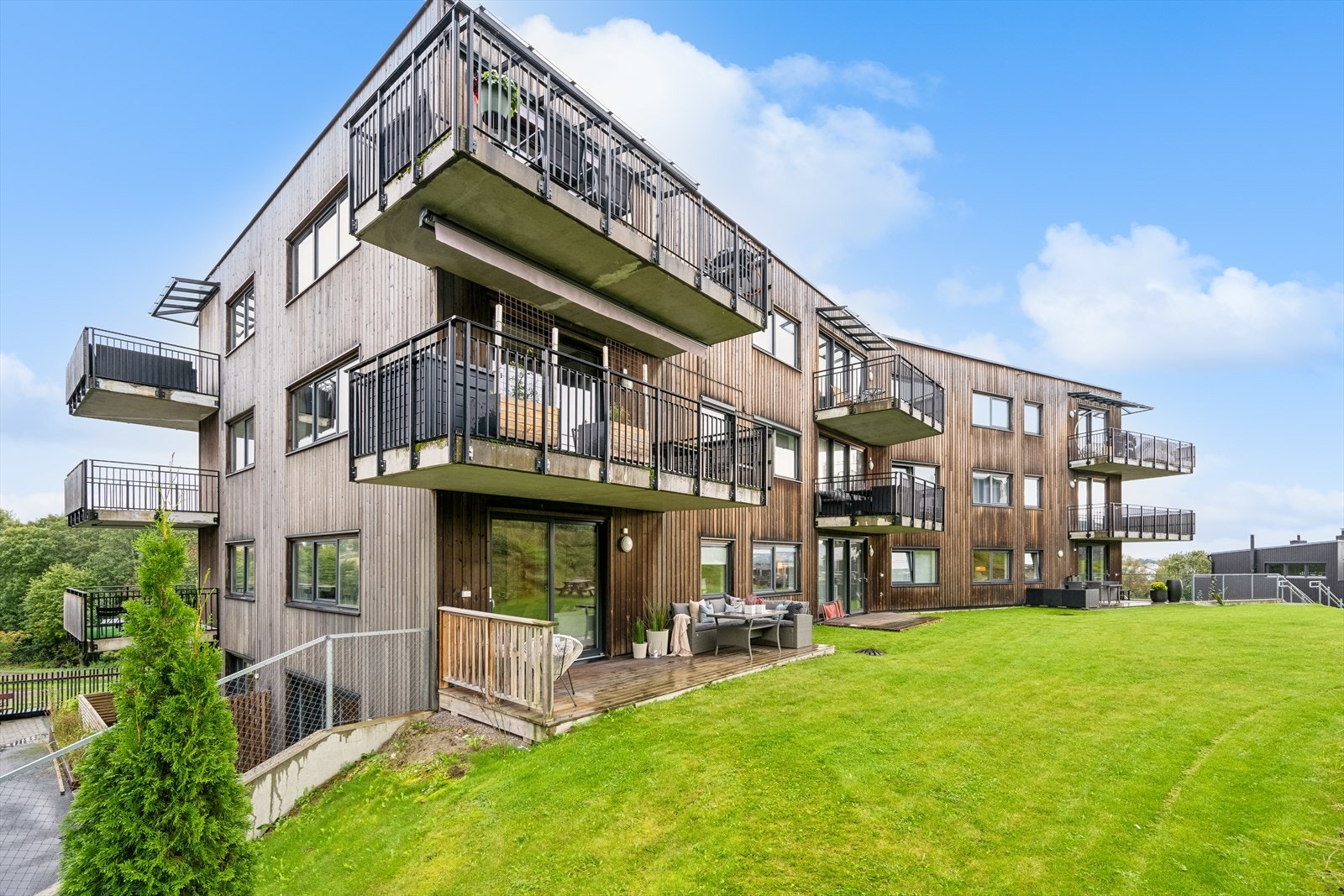 Utgang til markterrasse fra stuen. Galleribilde