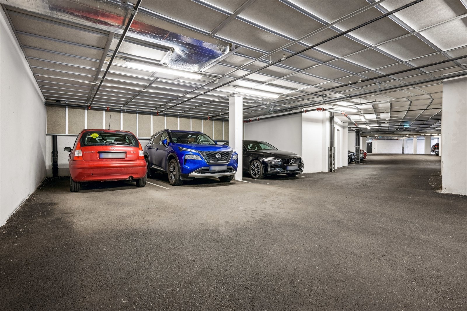 Fast parkeringsplass i felles garasjeanlegg. Parkeringsplassen er i midten på bildet. Galleribilde