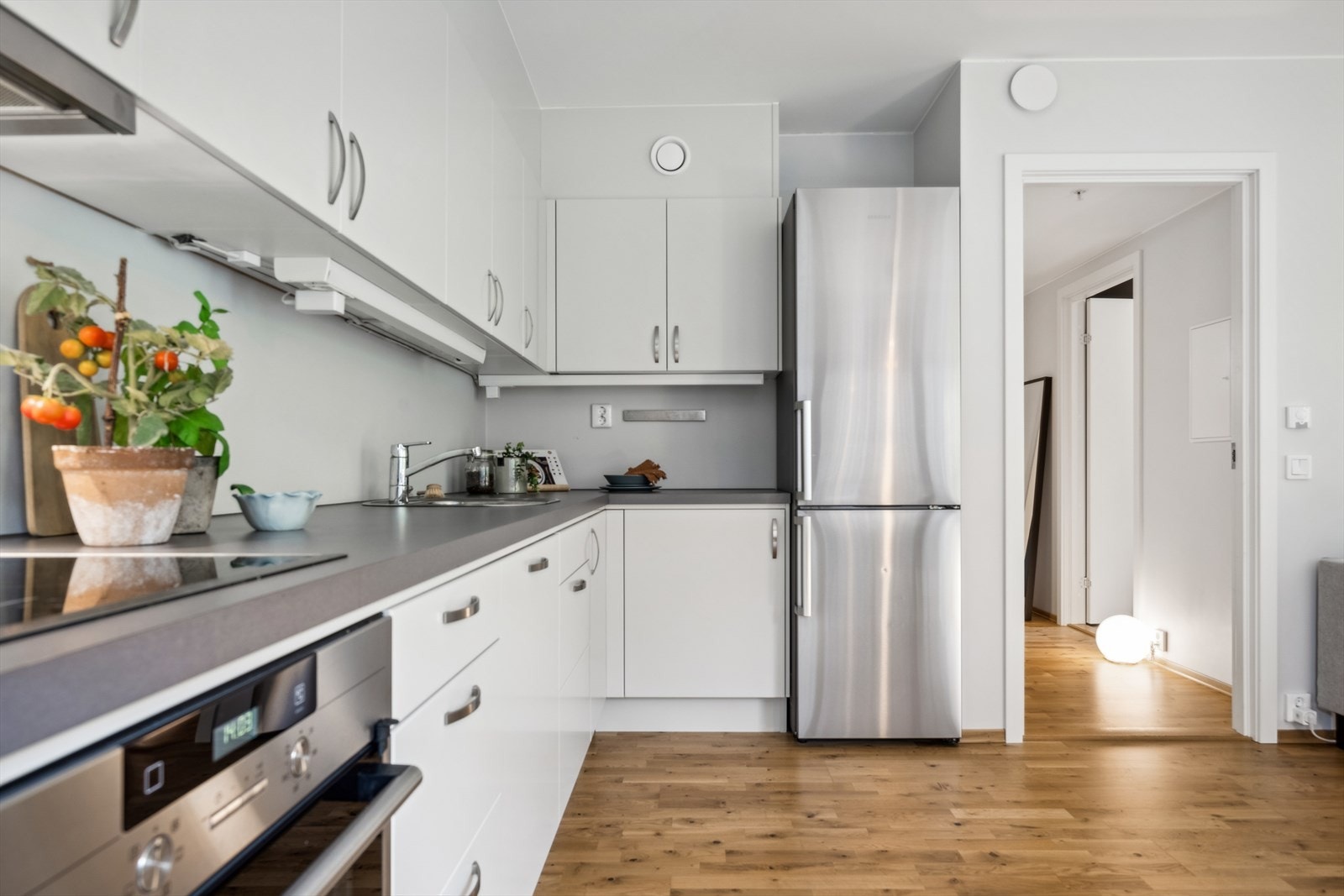 Integrert oppvaskmaskin, koketopp og stekeovn, samt frittstående kjøl-/fryseskap. Mekanisk avtrekk med kullfilter over kokeplass. Galleribilde