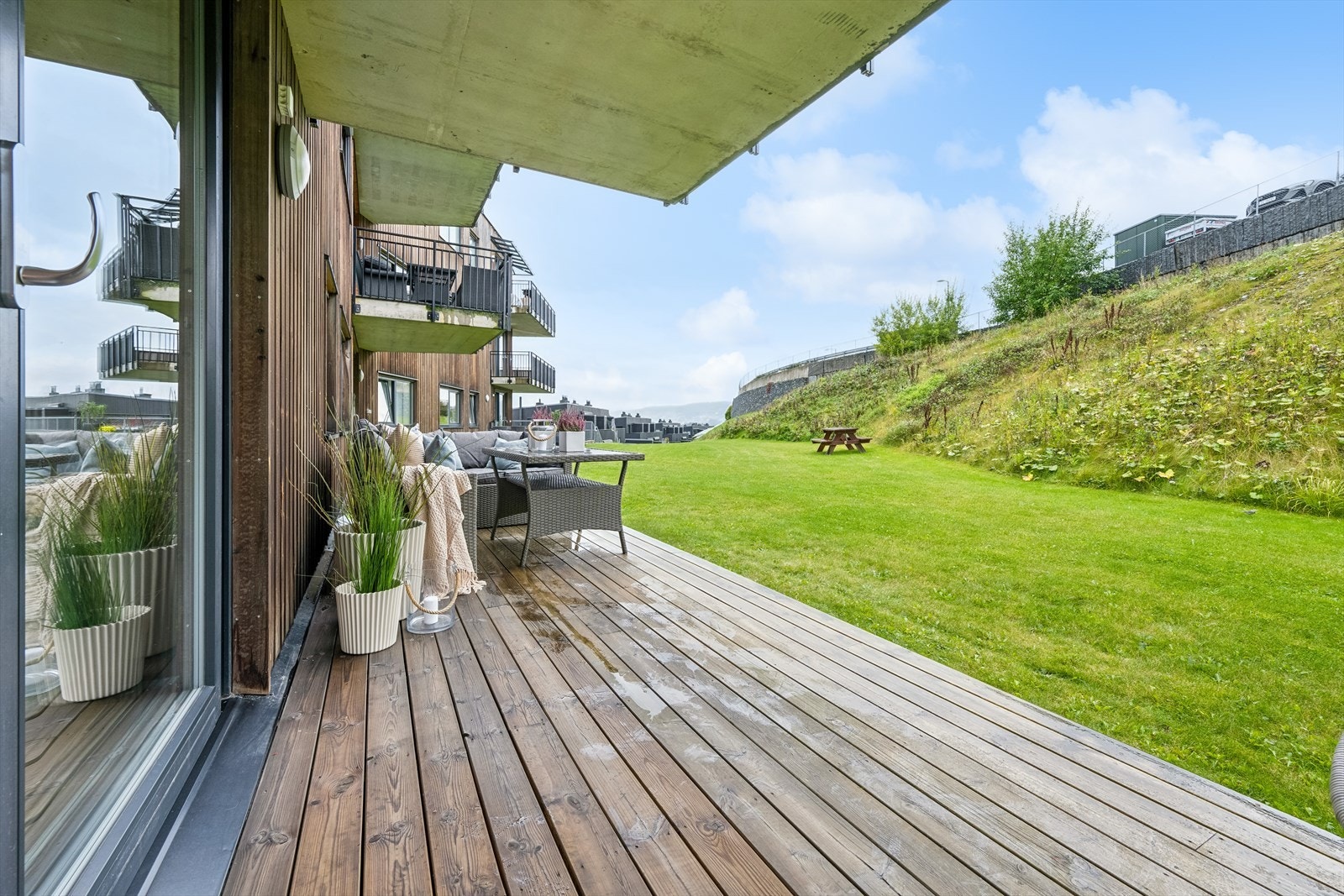 Leiligheten har en solrik markterrasse med god plass til diverse utemøbler. Galleribilde