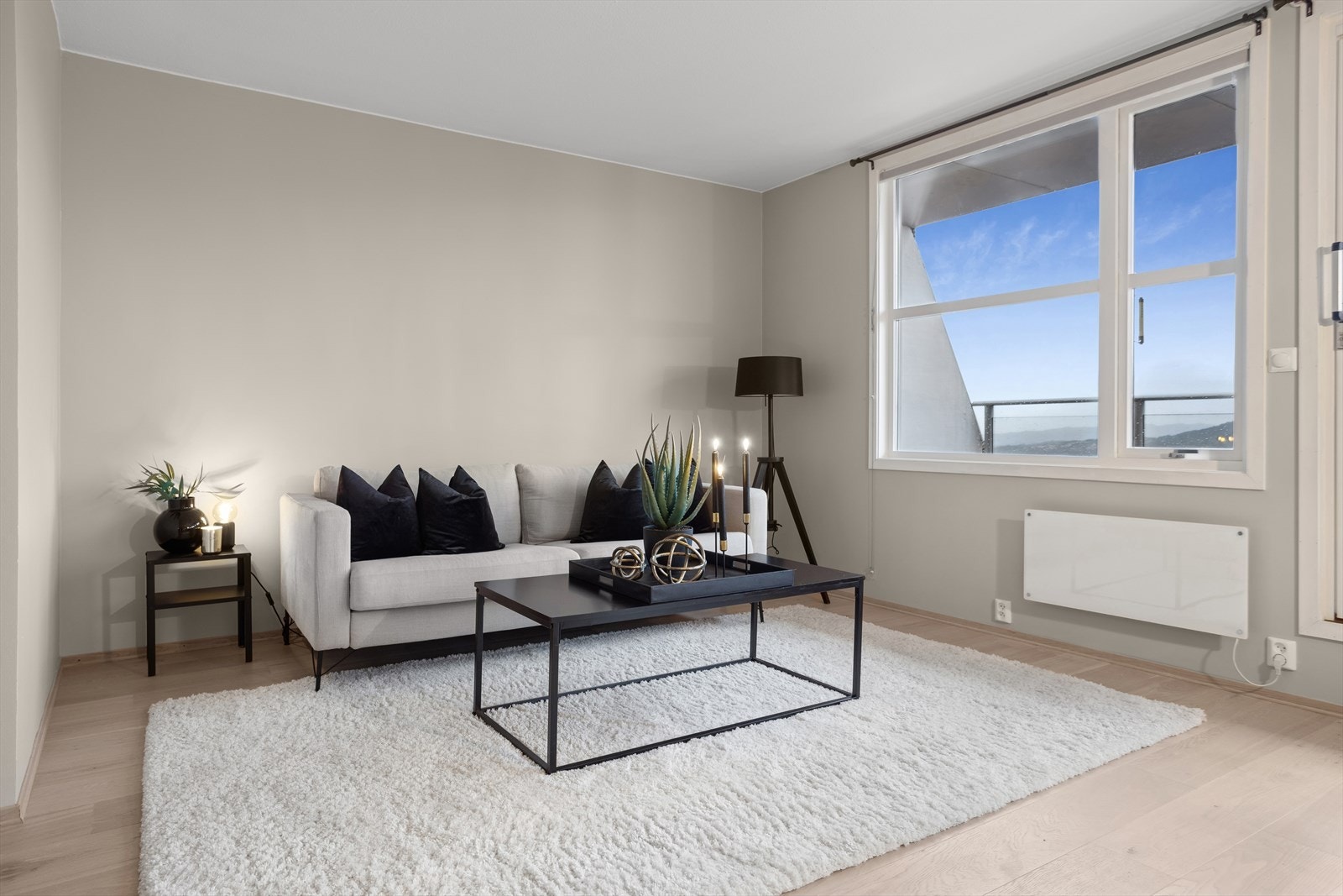 Panelovn varmer godt på det kaldeste, og store deler av balkongen kan åpnes opp på det varmeste! Galleribilde