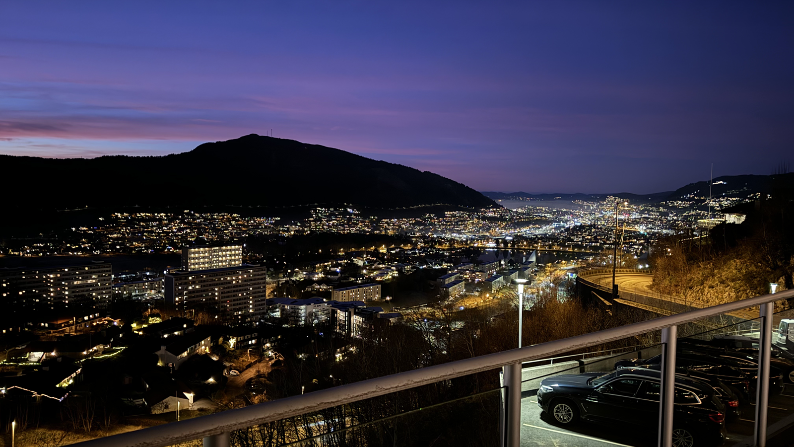 Panoramautsikt med Nordåsen og helt ned til Fanafjorden i sør, med Byfjorden i nord. Vestvendt balkong på 23kvm! Galleribilde