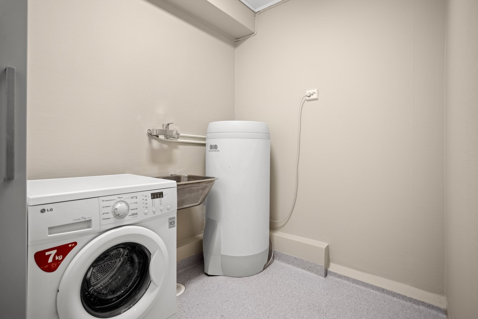 ... svigermors drøm. Eget vaskerom med oppbevaring, opplegg til vaskemaskin og tørketrommel! Galleribilde