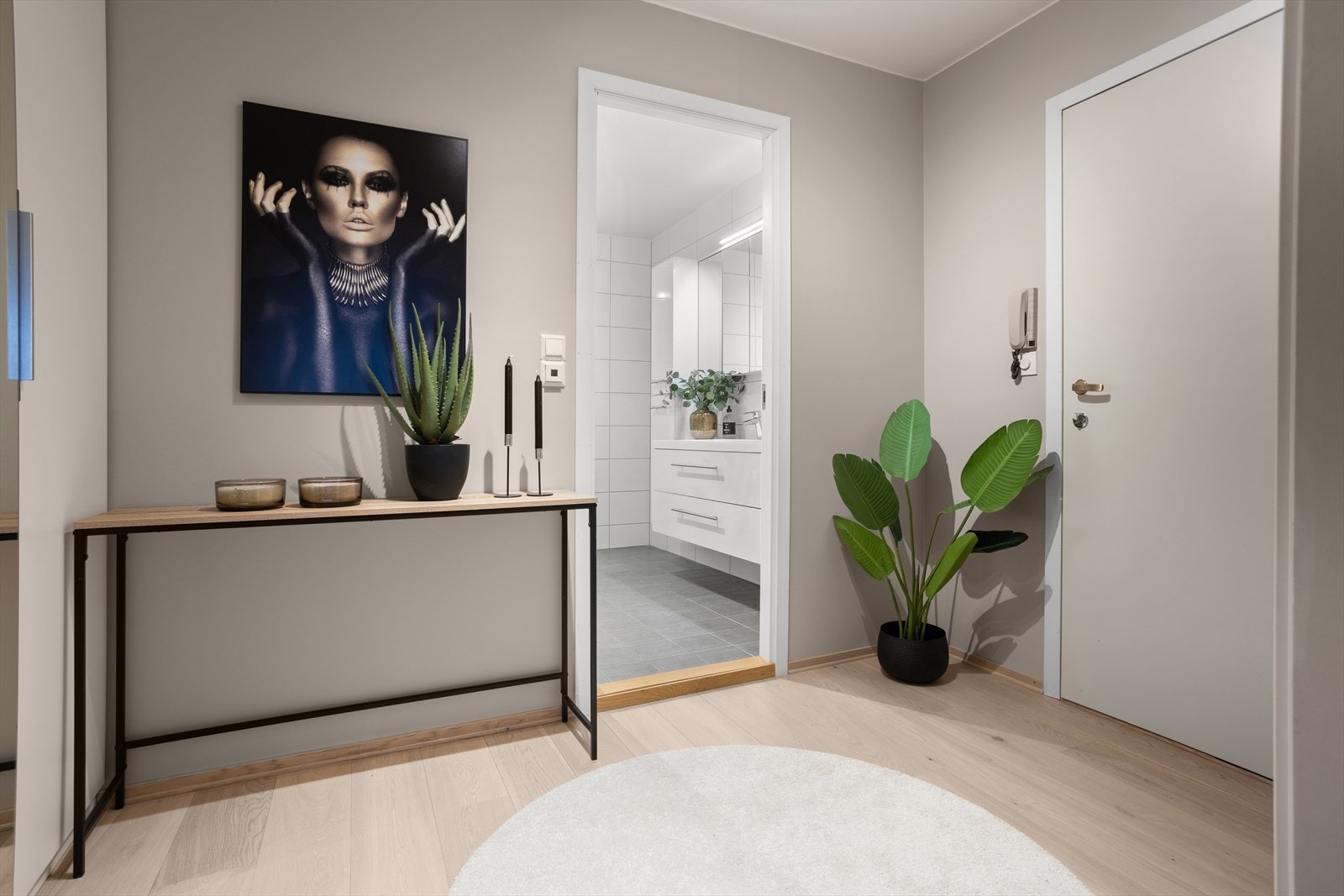 Leilighetens entre, med åpner for byggets hovedinngang via dørtelefon. Galleribilde