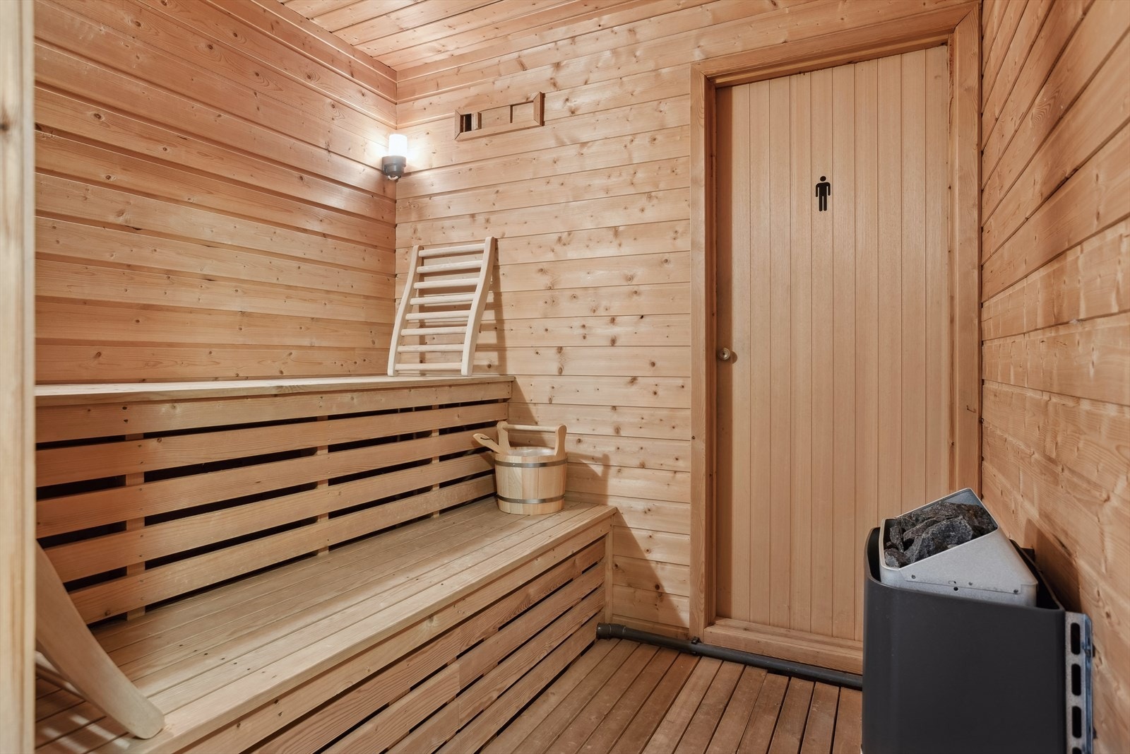 ... Sauna i sameiets fellesområde, rett under de flere utvendige gjesteparkeringene. Galleribilde